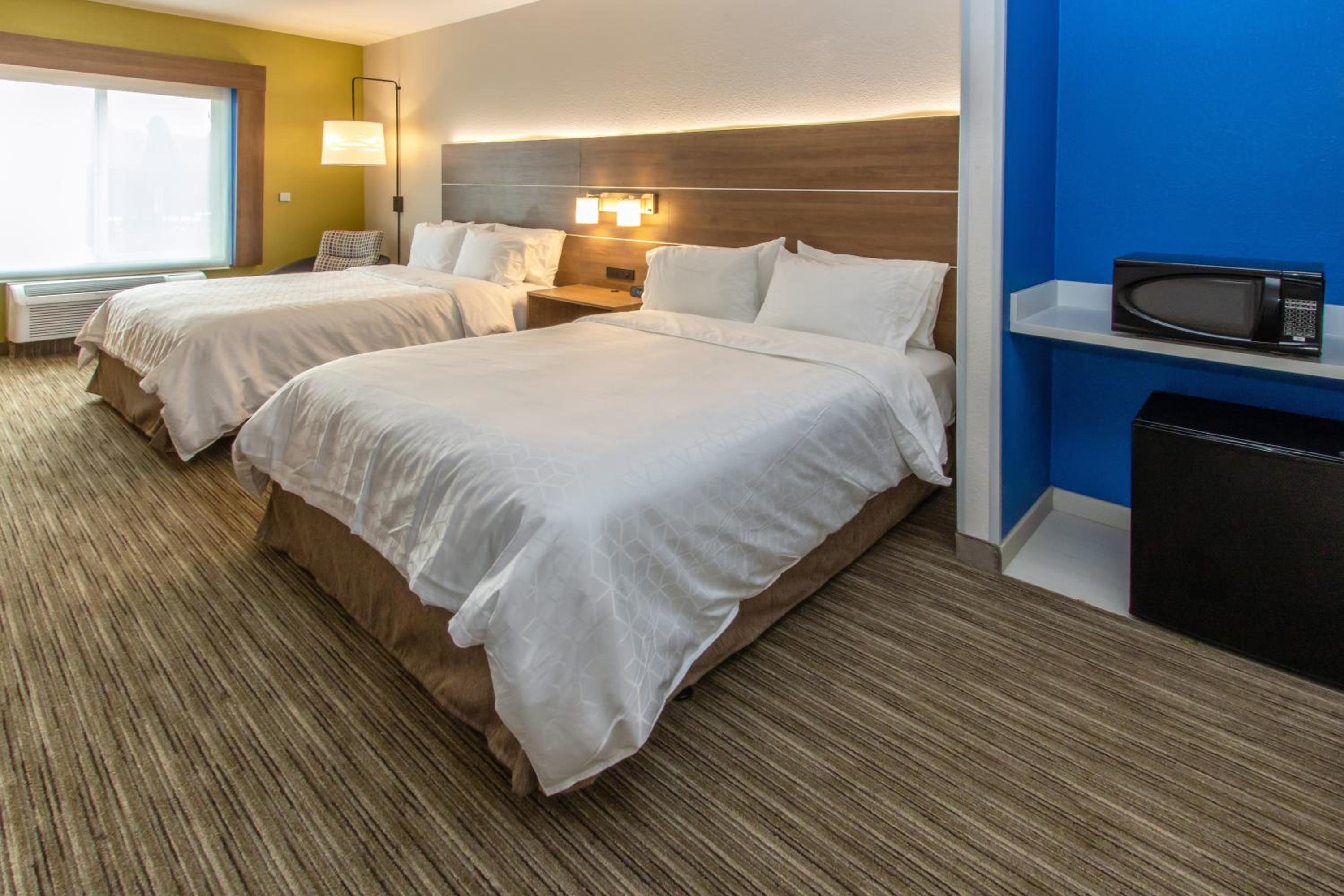 Standard Queen Room with Two Queen Beds - Photo 5