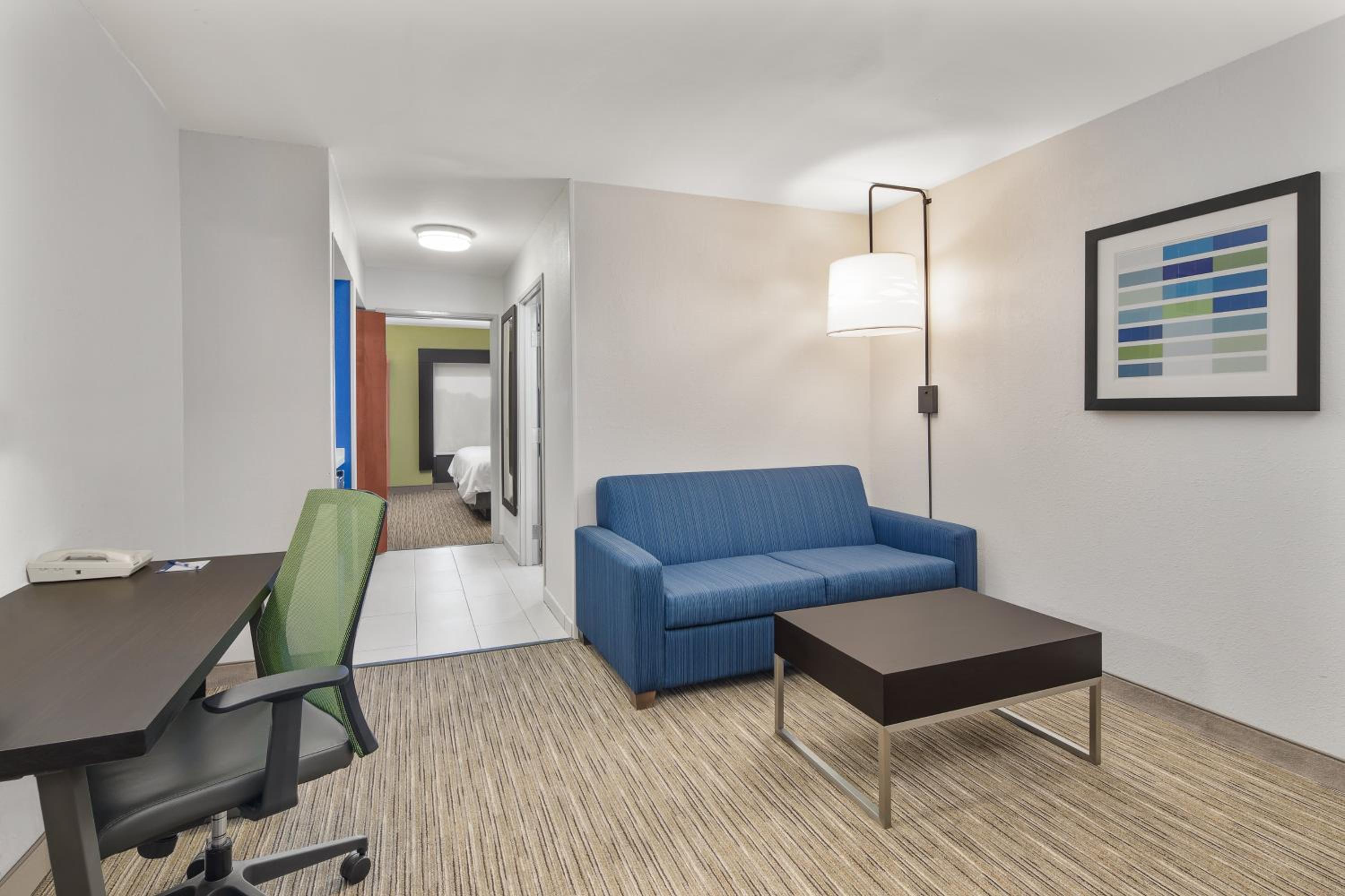 One-Bedroom Suite - Photo 6