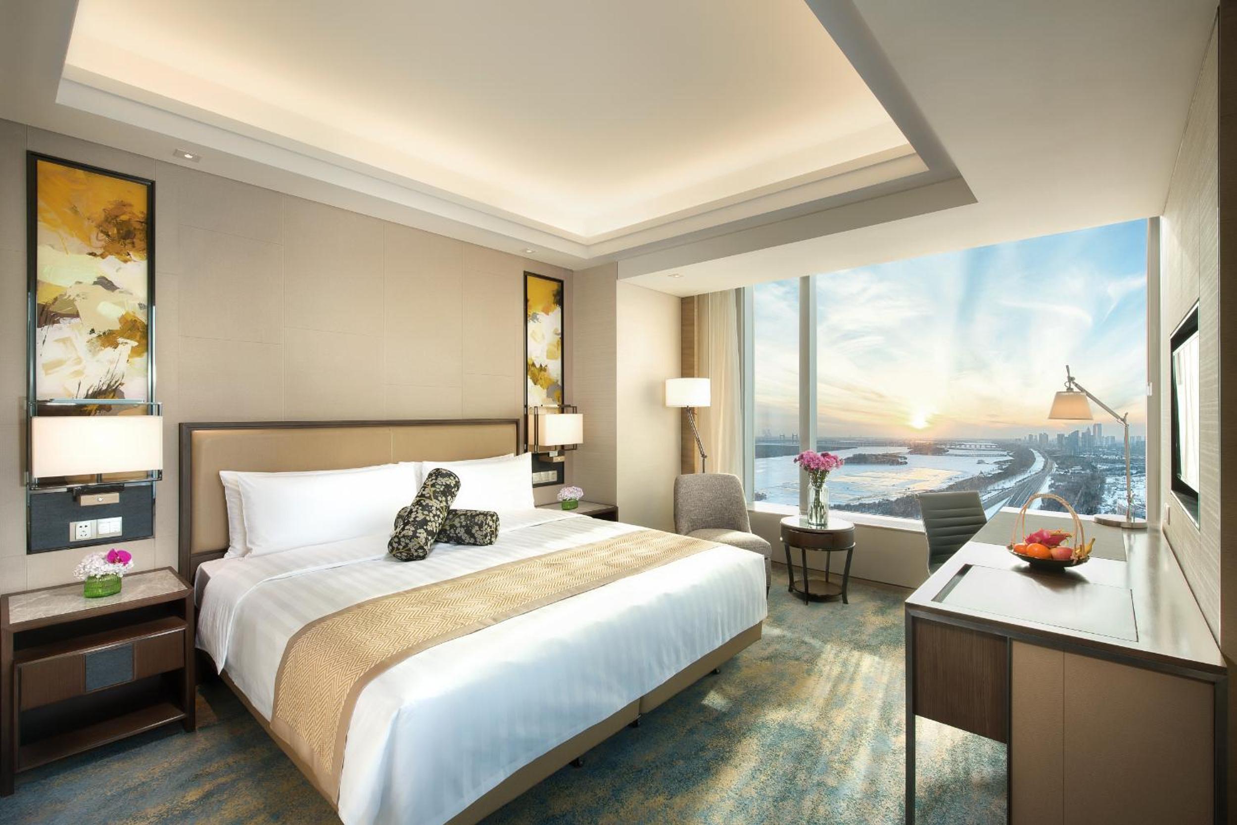 Horizon Panoramic River View King