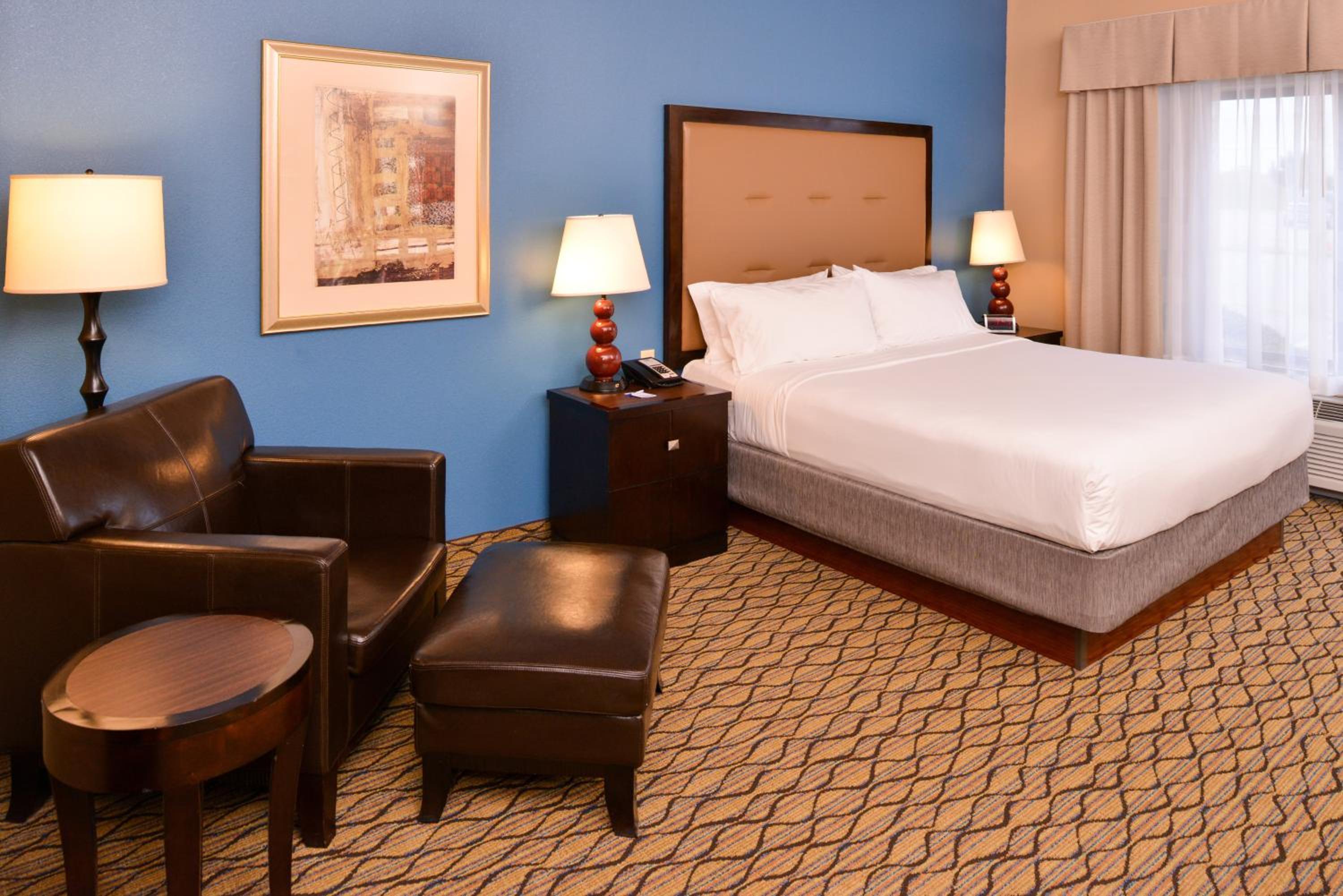 Standard King Room - Photo 4