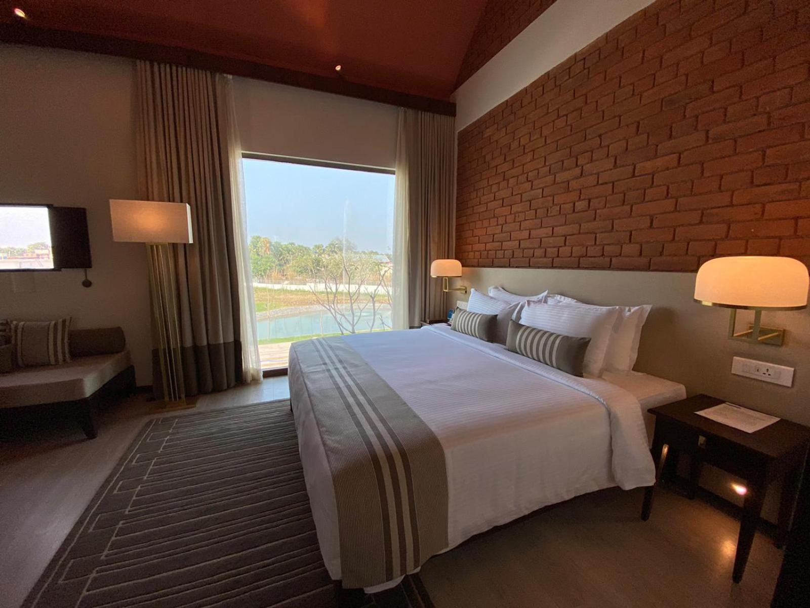 Deluxe Double Room - Photo 9