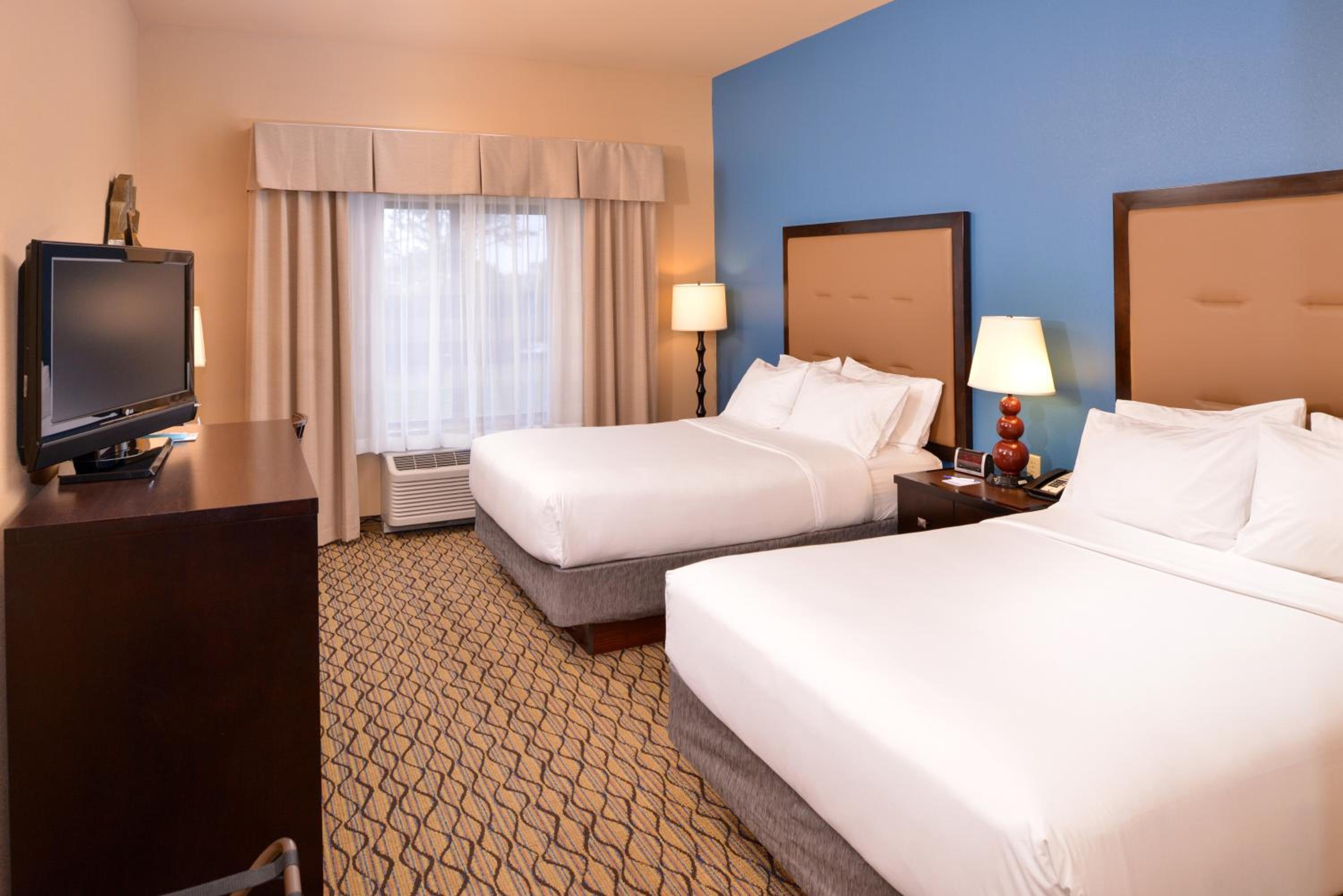 Standard Room with Two Queen Beds - Photo 3