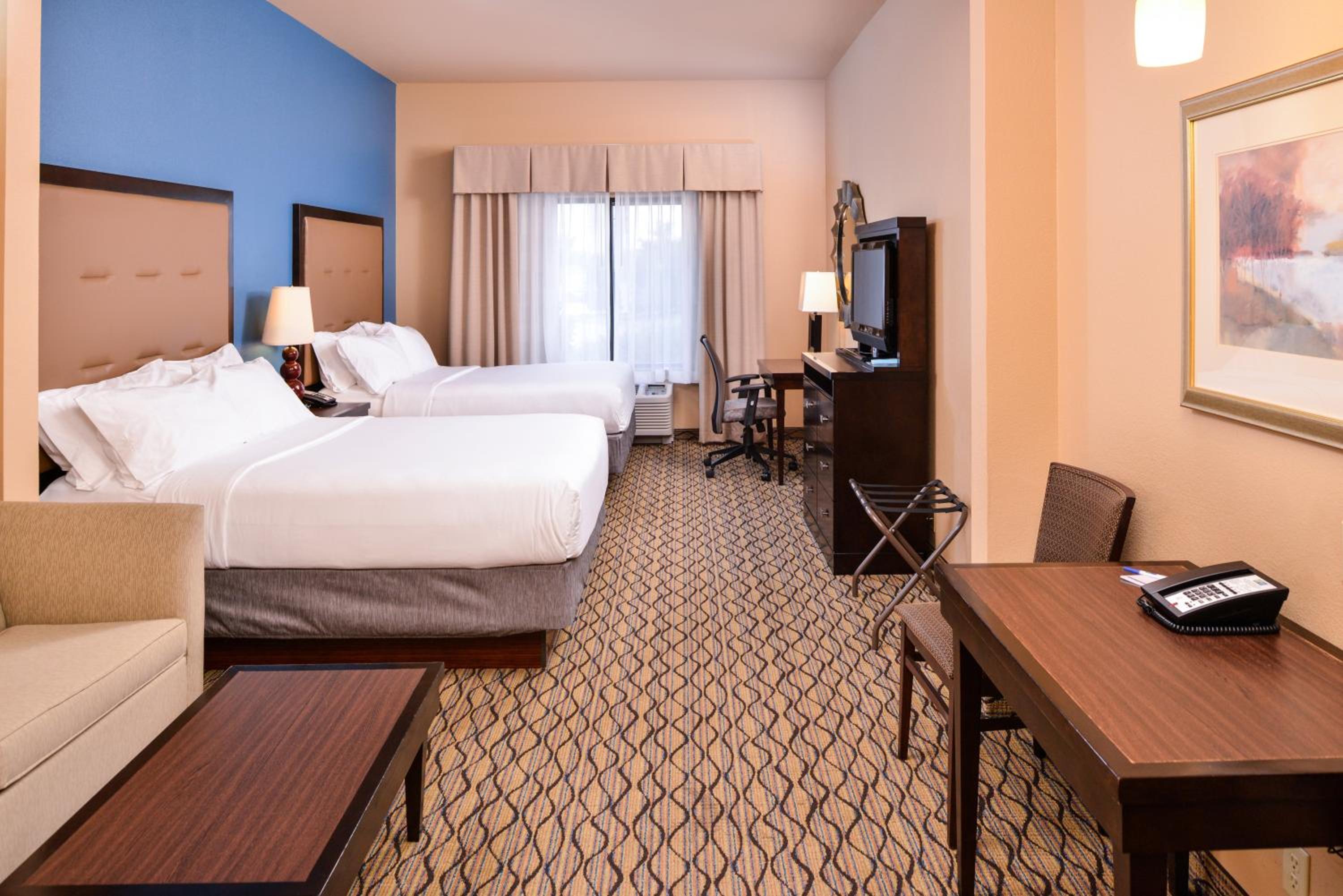 Queen Suite with Two Queen Beds - Photo 1
