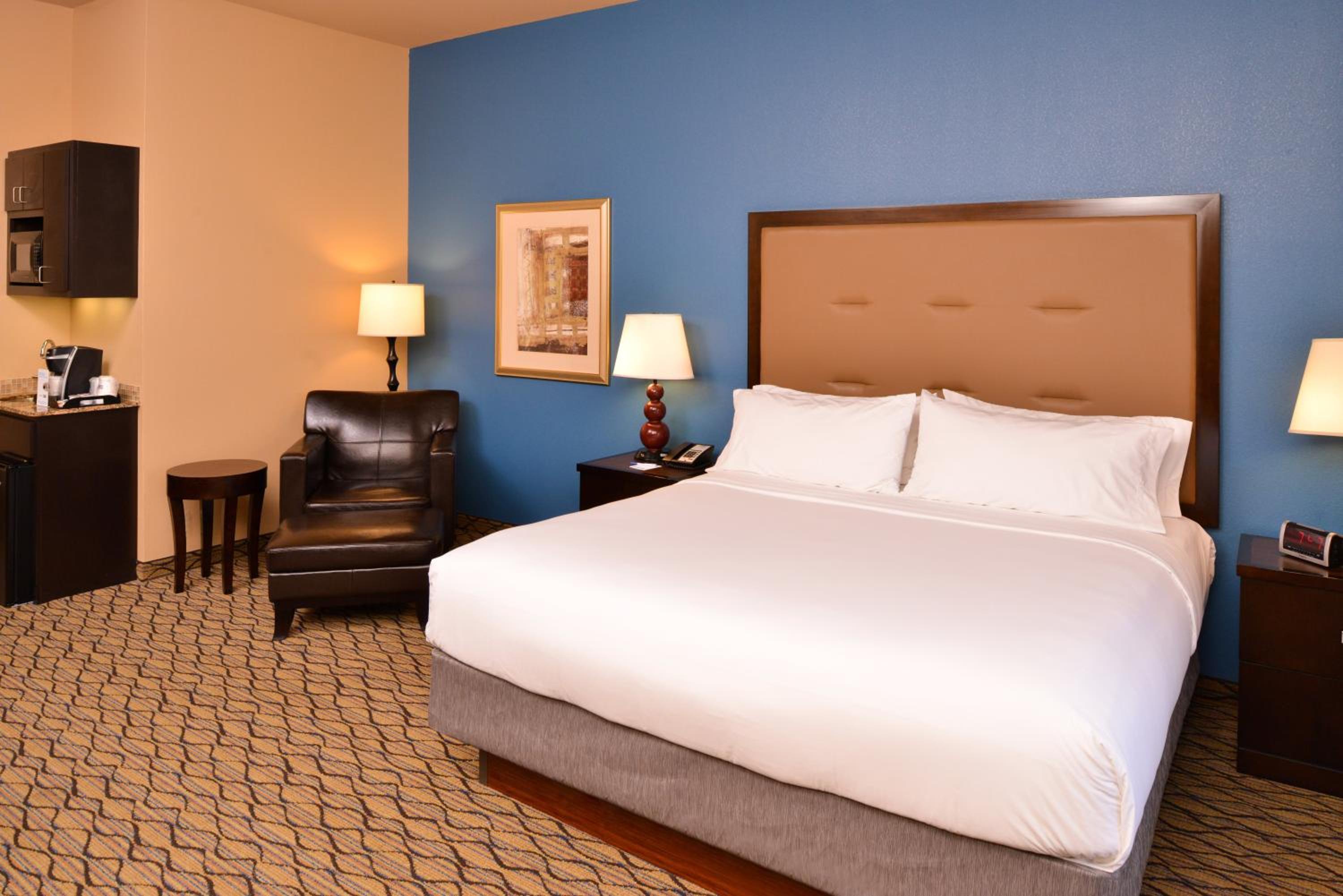 Standard King Room - Photo 3
