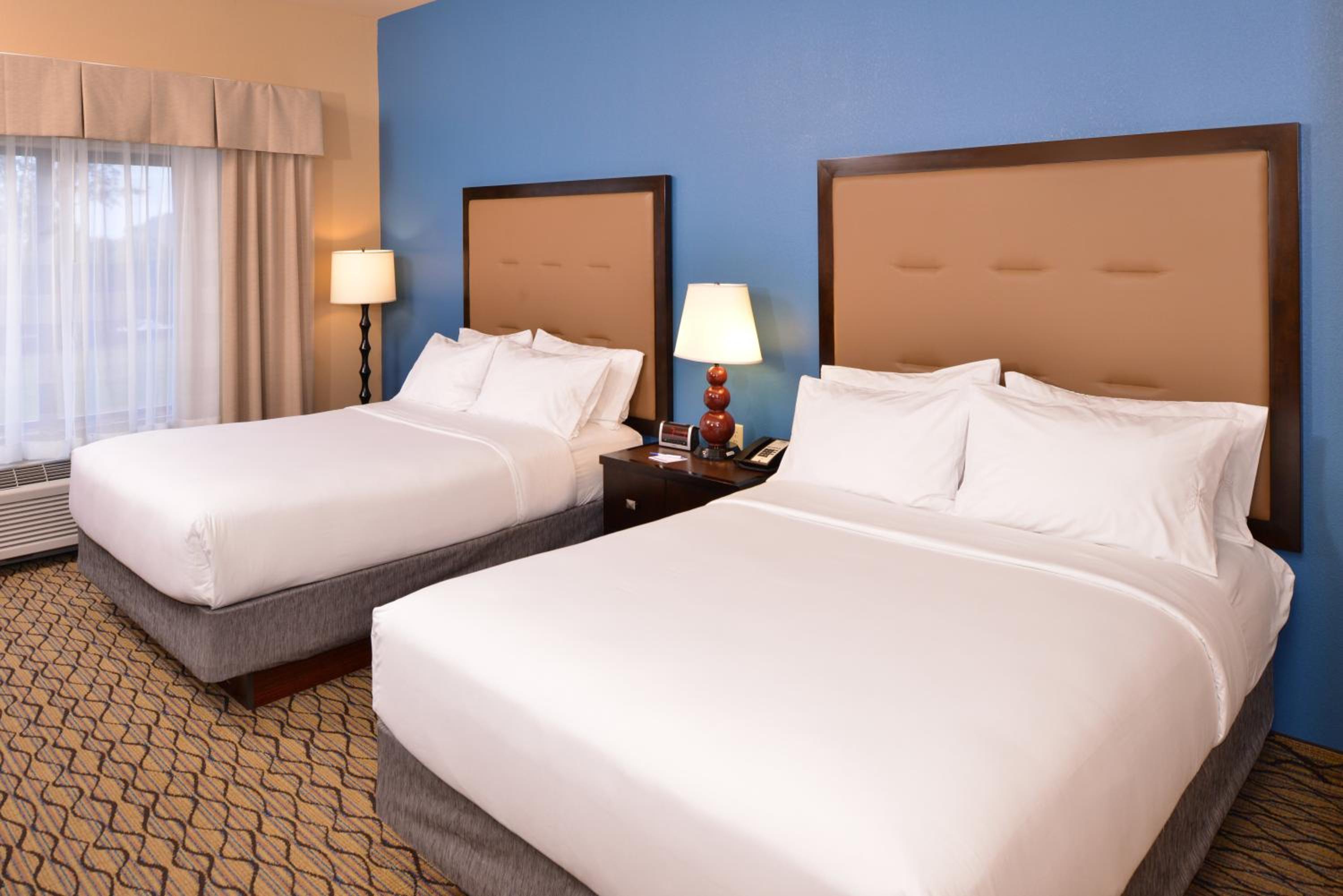 Standard Room with Two Queen Beds - Photo 2