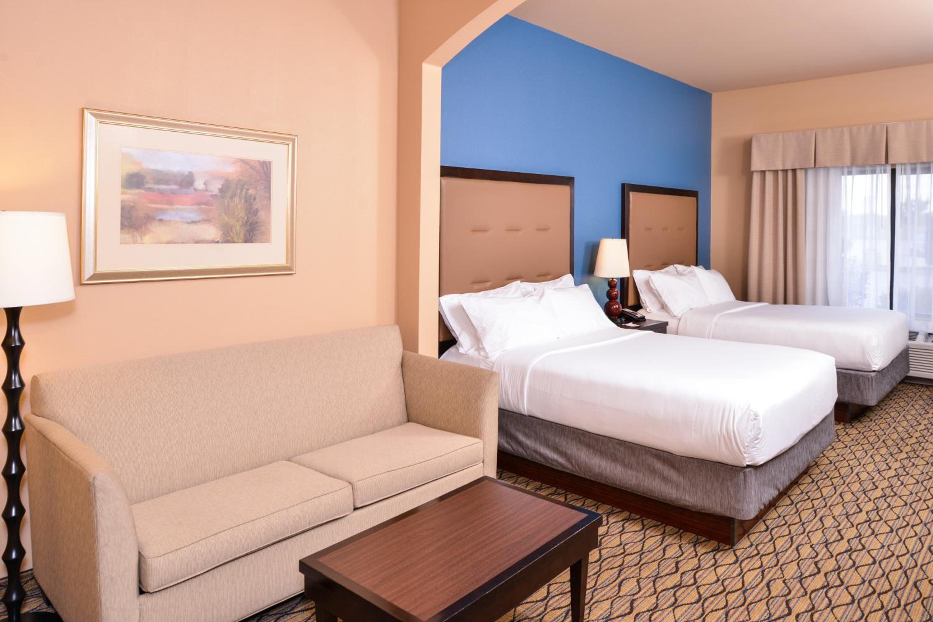 Queen Suite with Two Queen Beds - Photo 3