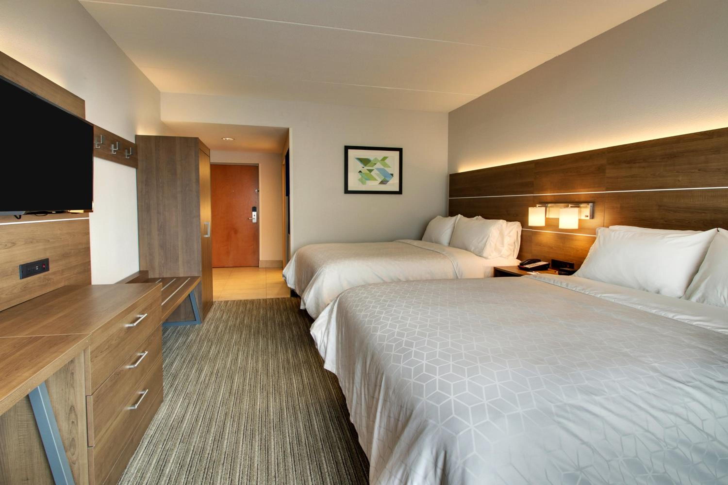 Standard Room with Two Queen Beds - Photo 4