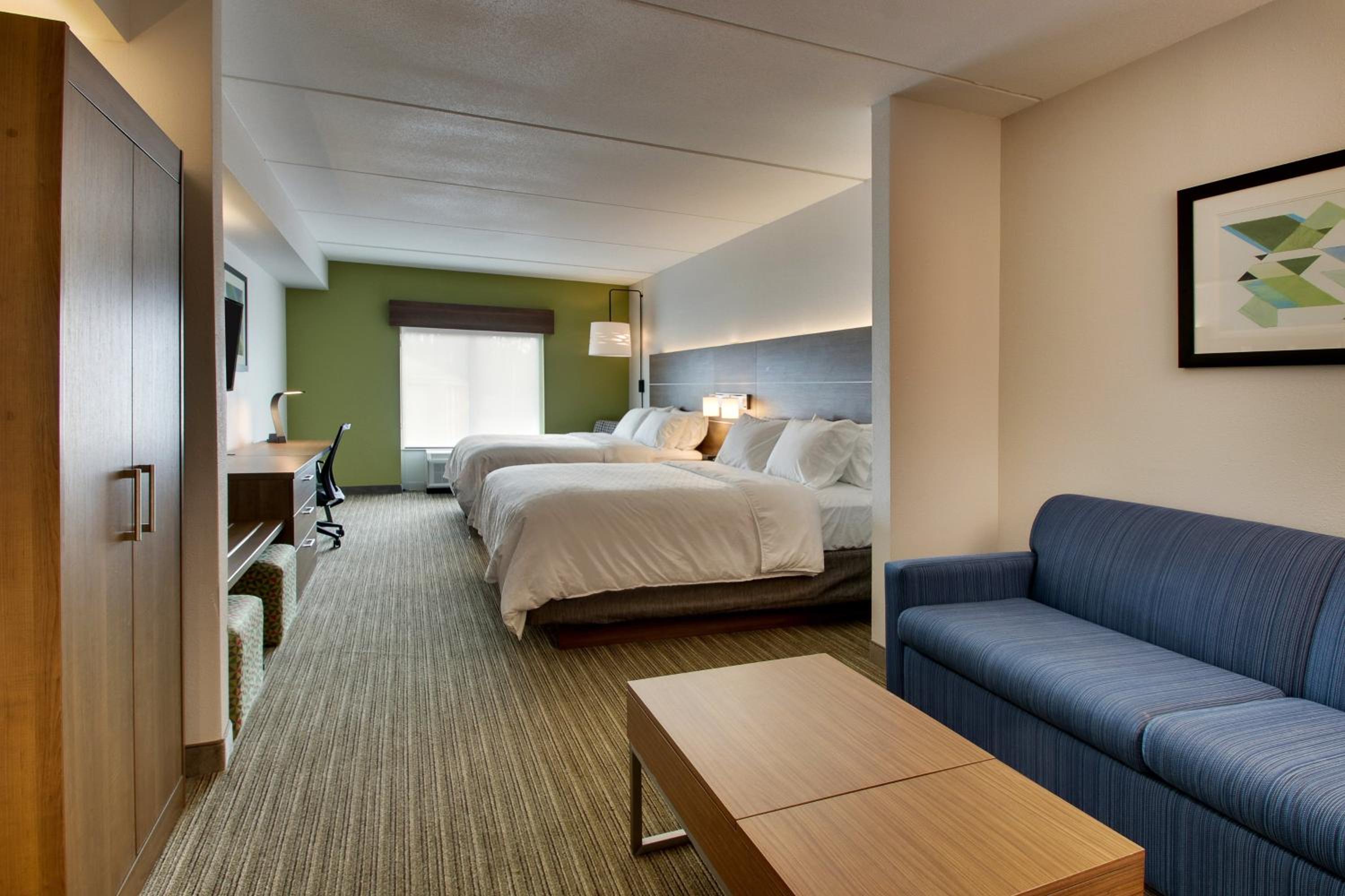 Queen Suite with Two Queen Beds and Sofa Bed - Photo 5