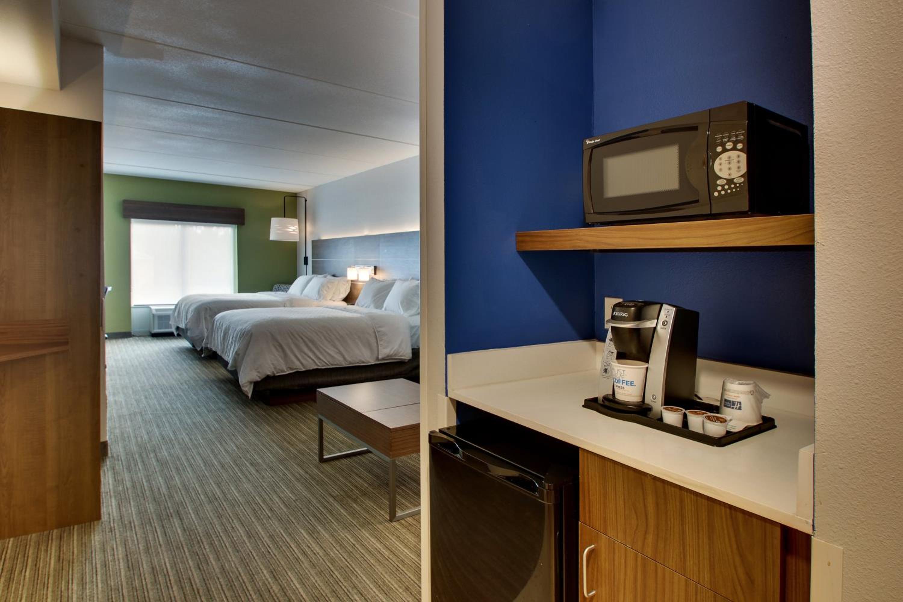 Queen Suite with Two Queen Beds and Sofa Bed - Photo 2