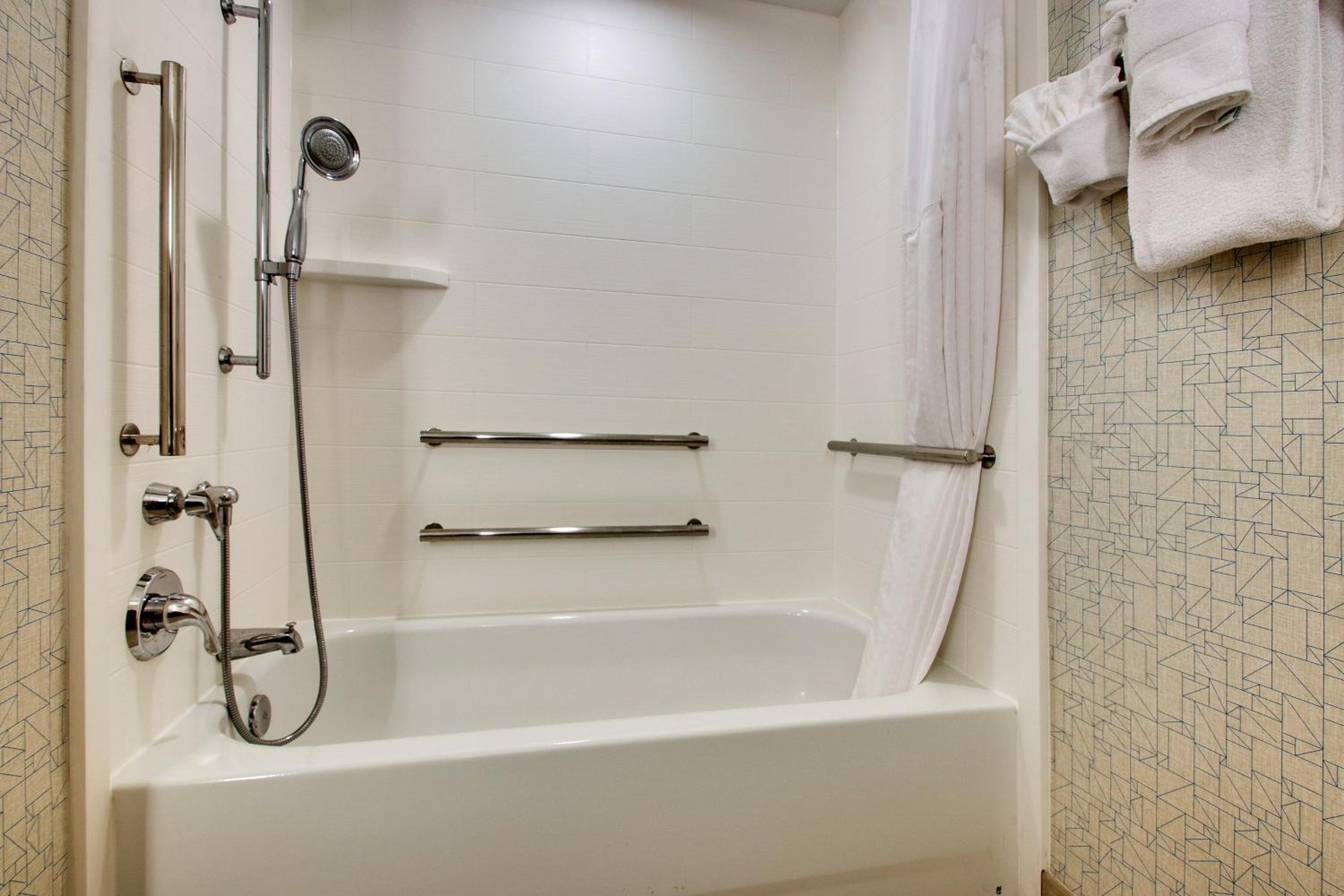 King Room - Mobility Access/Hearing Accessible - Photo 3