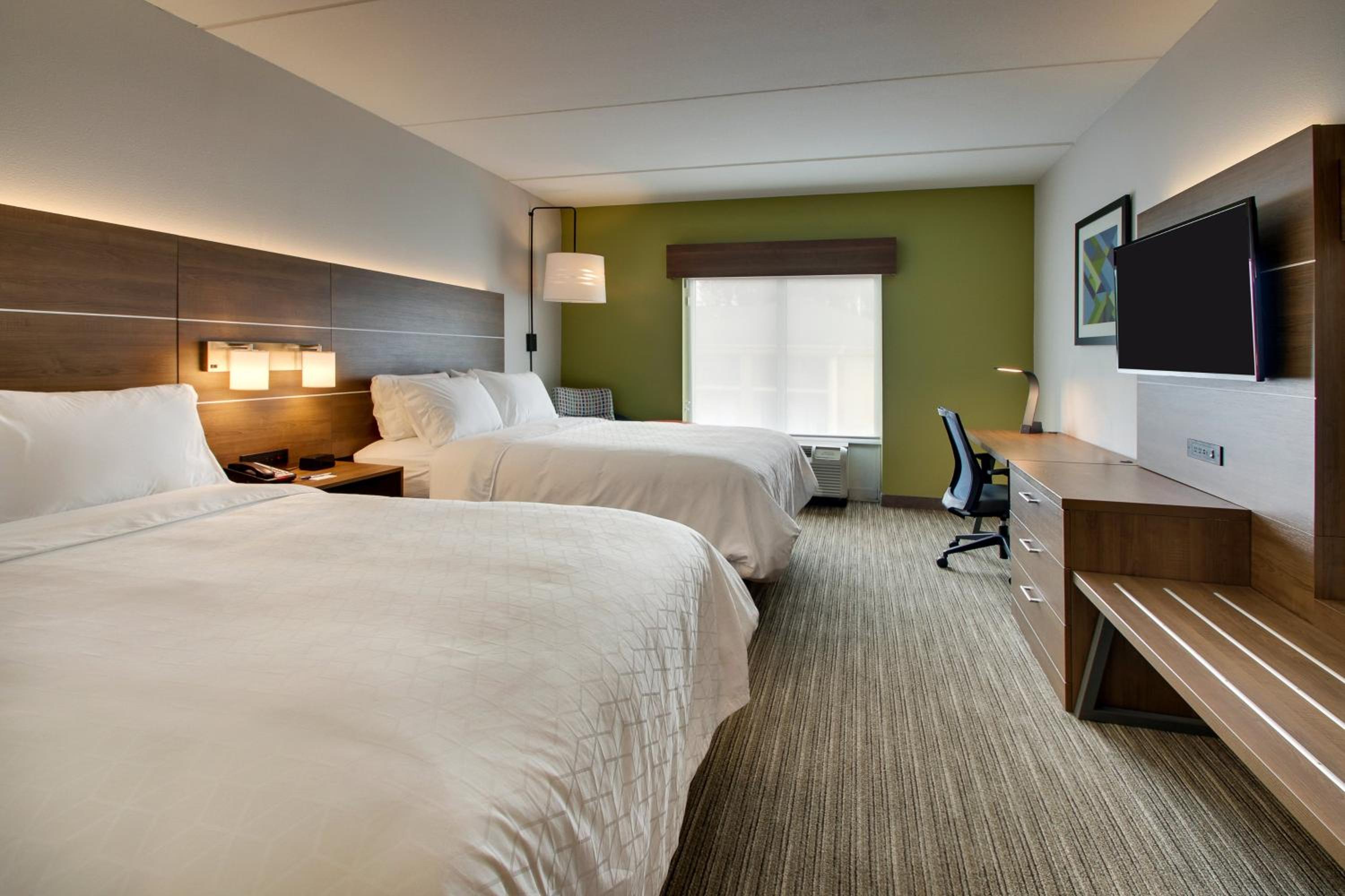 Standard Room with Two Queen Beds - Photo 2