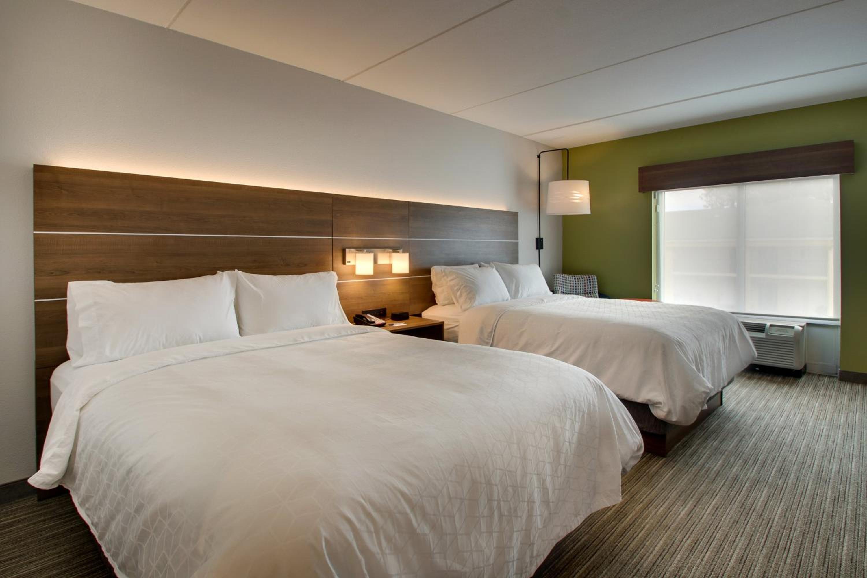 Standard Room with Two Queen Beds - Photo 5