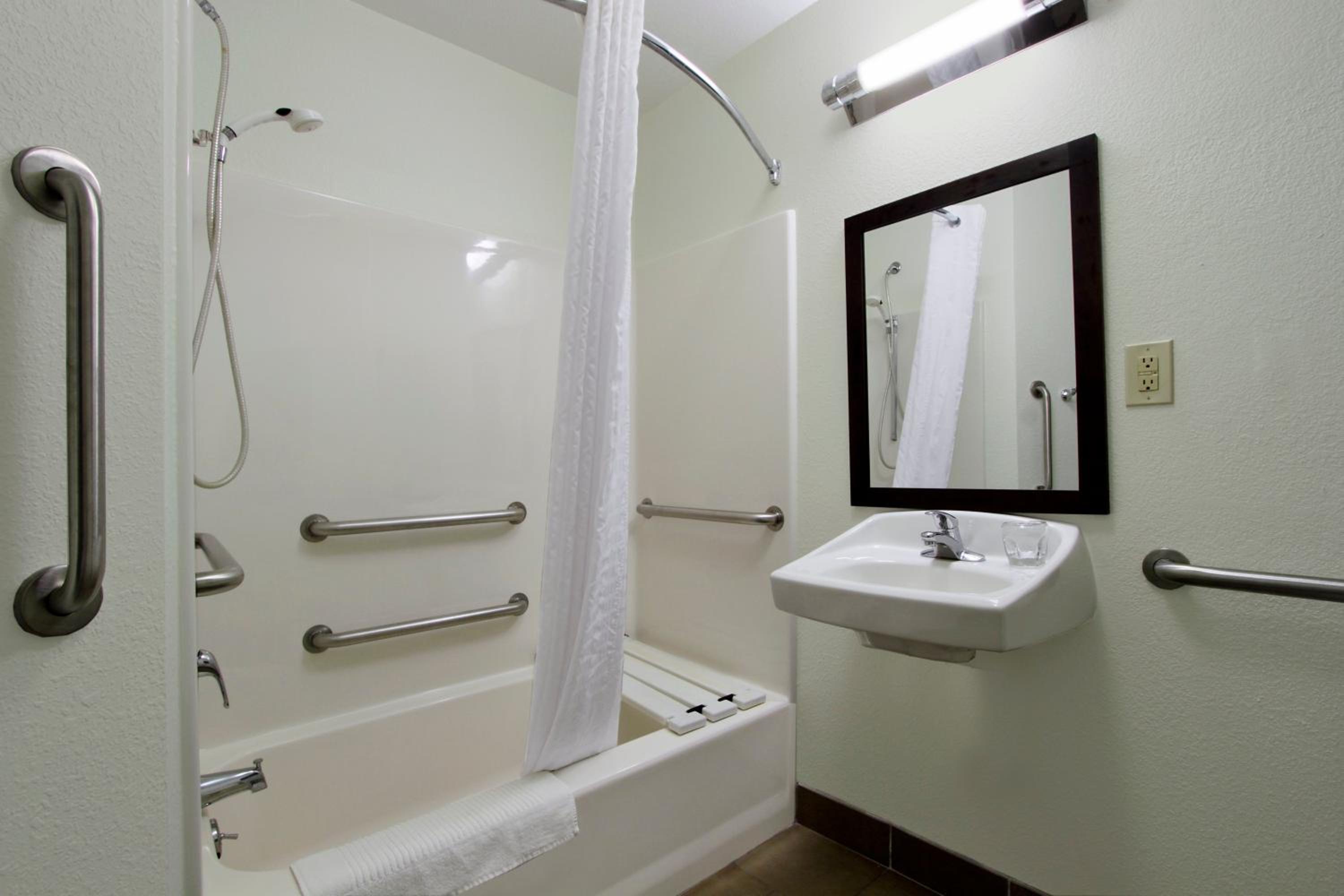 Queen Studio Suite - Mobility Access Tub/Non-Smoking - Photo 3