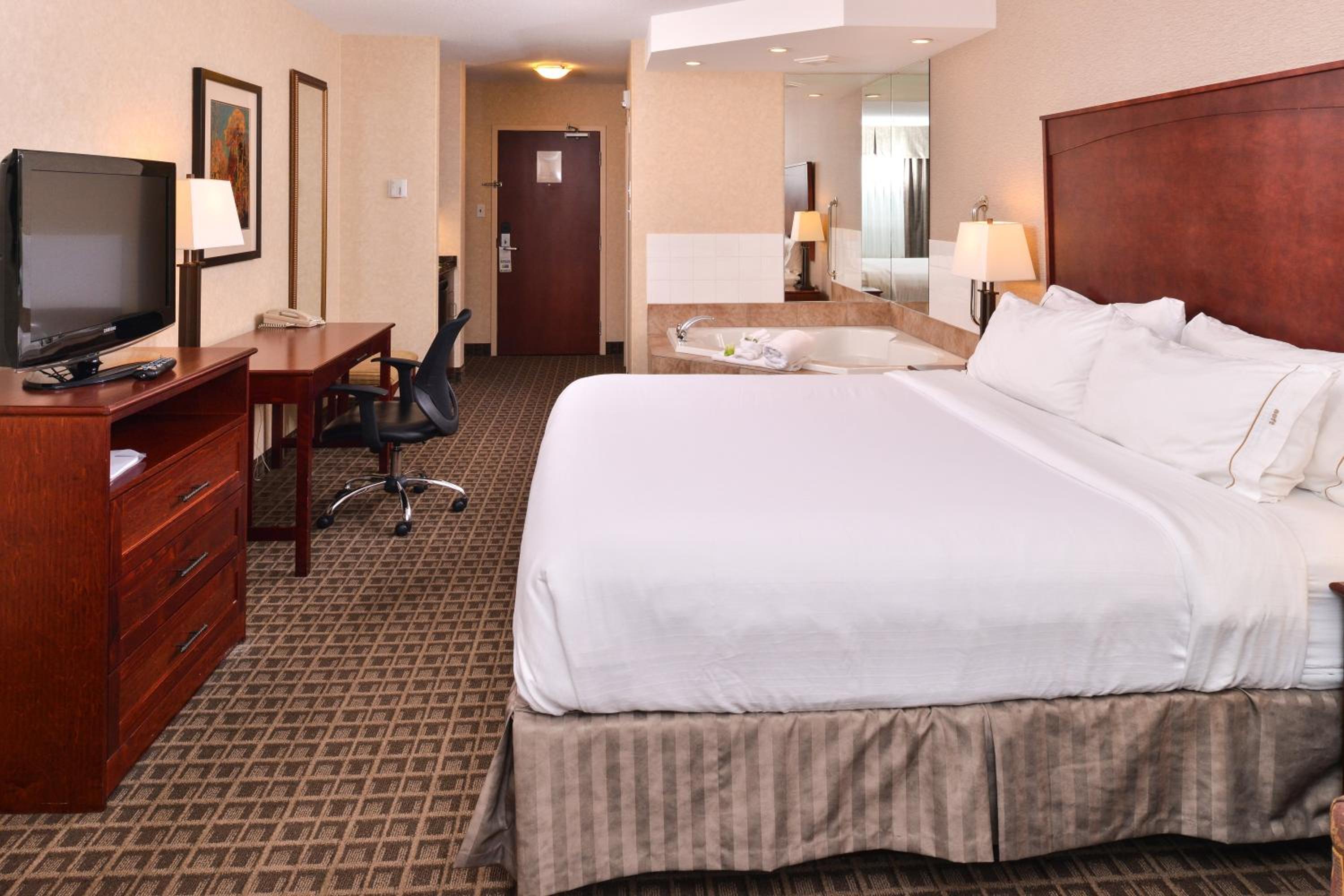 King Suite with Spa Bath - Photo 2
