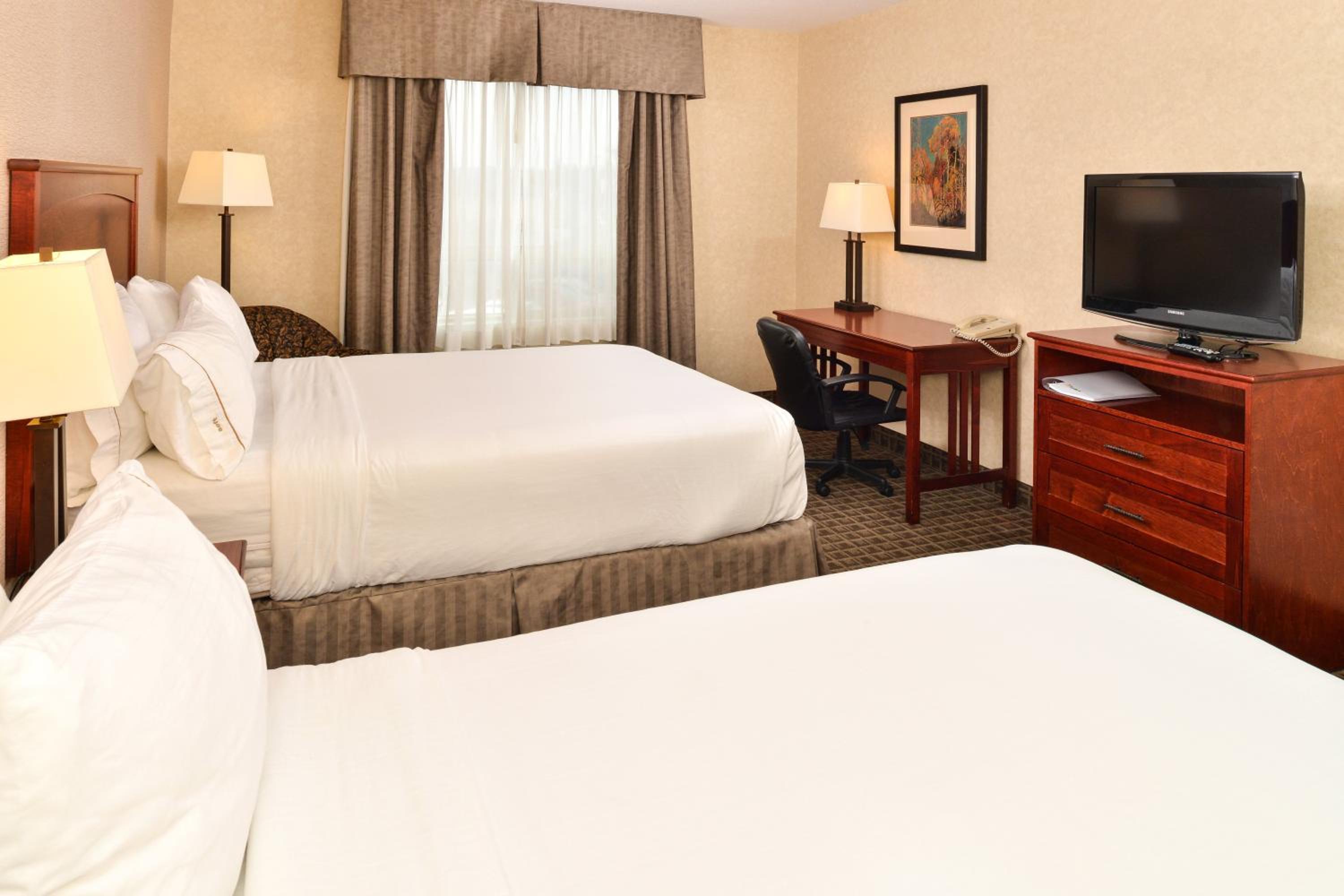 Standard Room with Two Queen Beds - Photo 3