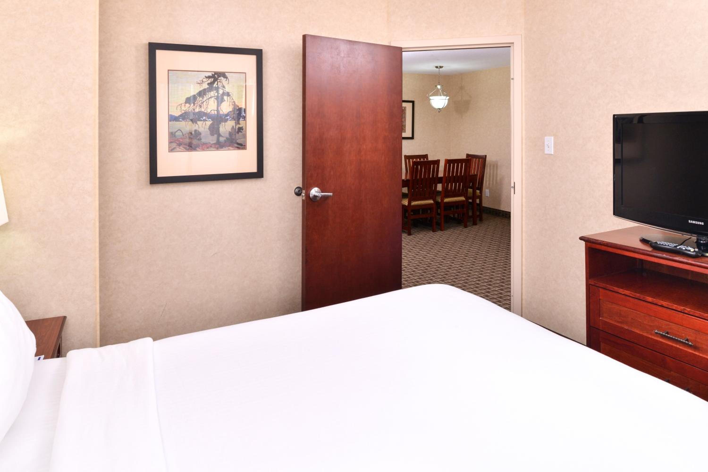 Queen Suite with Sofa Bed - Photo 2