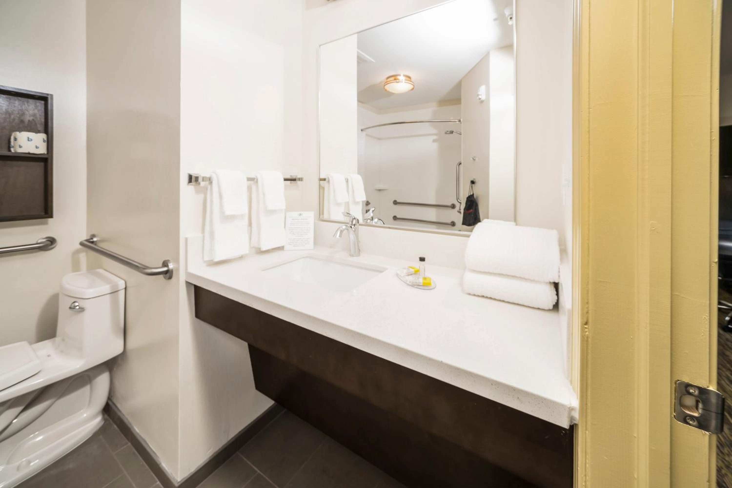 Queen Studio Suite with Two Queen Beds - Mobility Access Tub/Non-Smoking photo 2