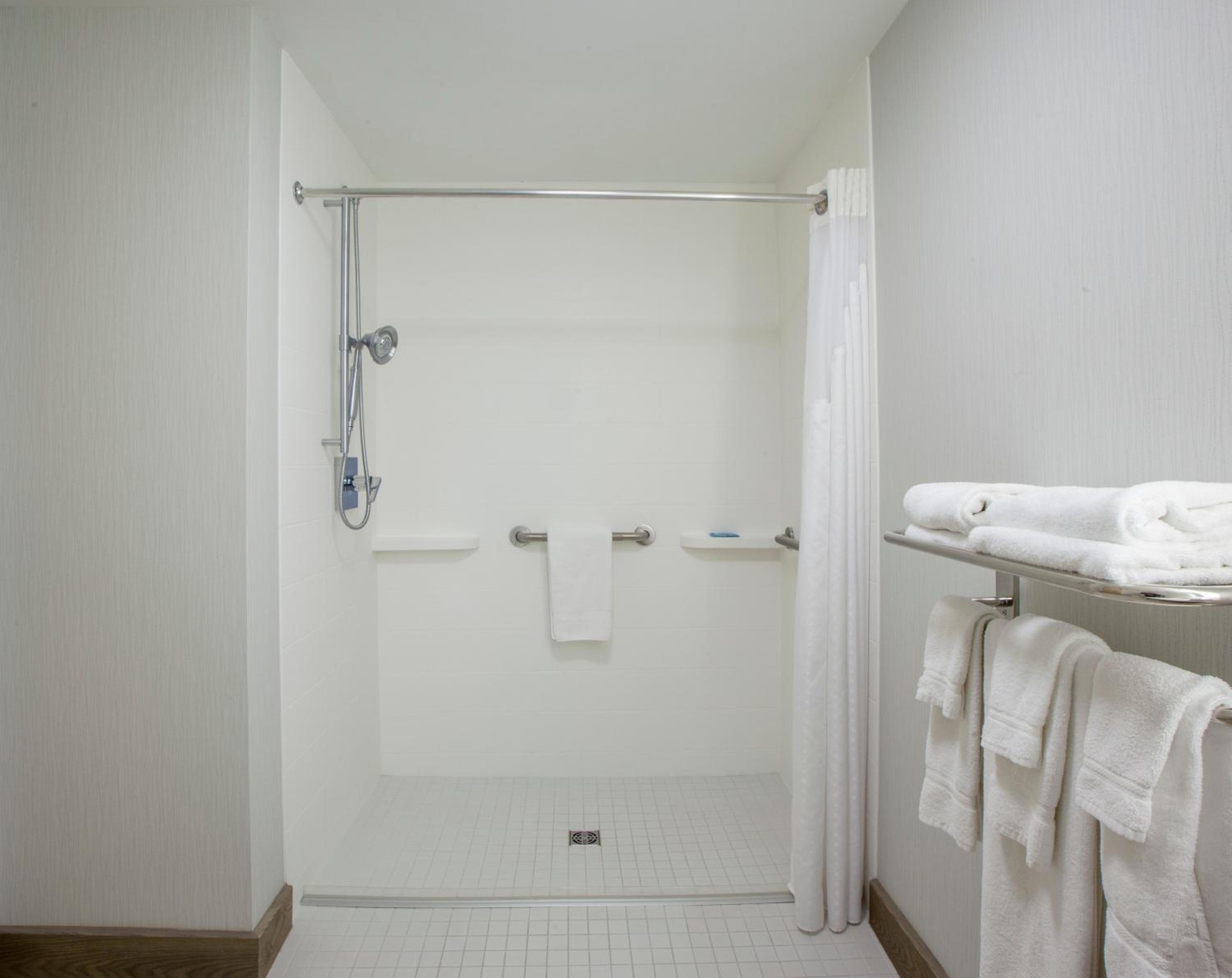 Queen Room - Disability Access with Roll-in Shower - Photo 2