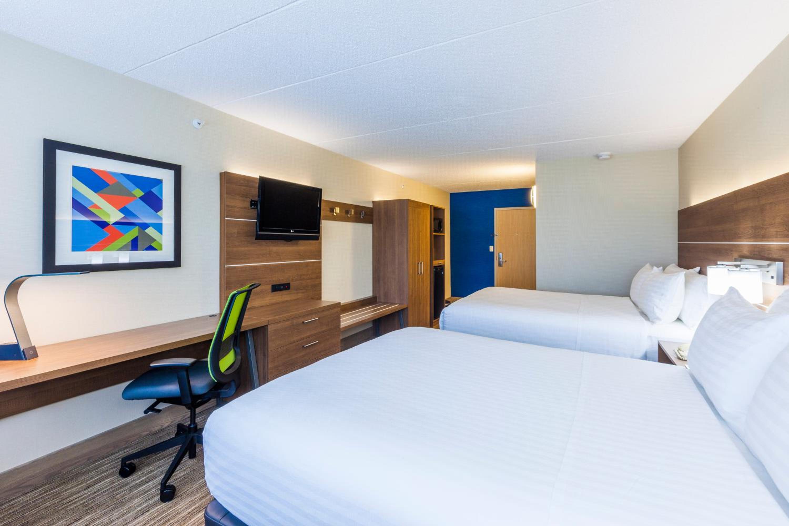 Standard Room with Two Queen Beds - Photo 2