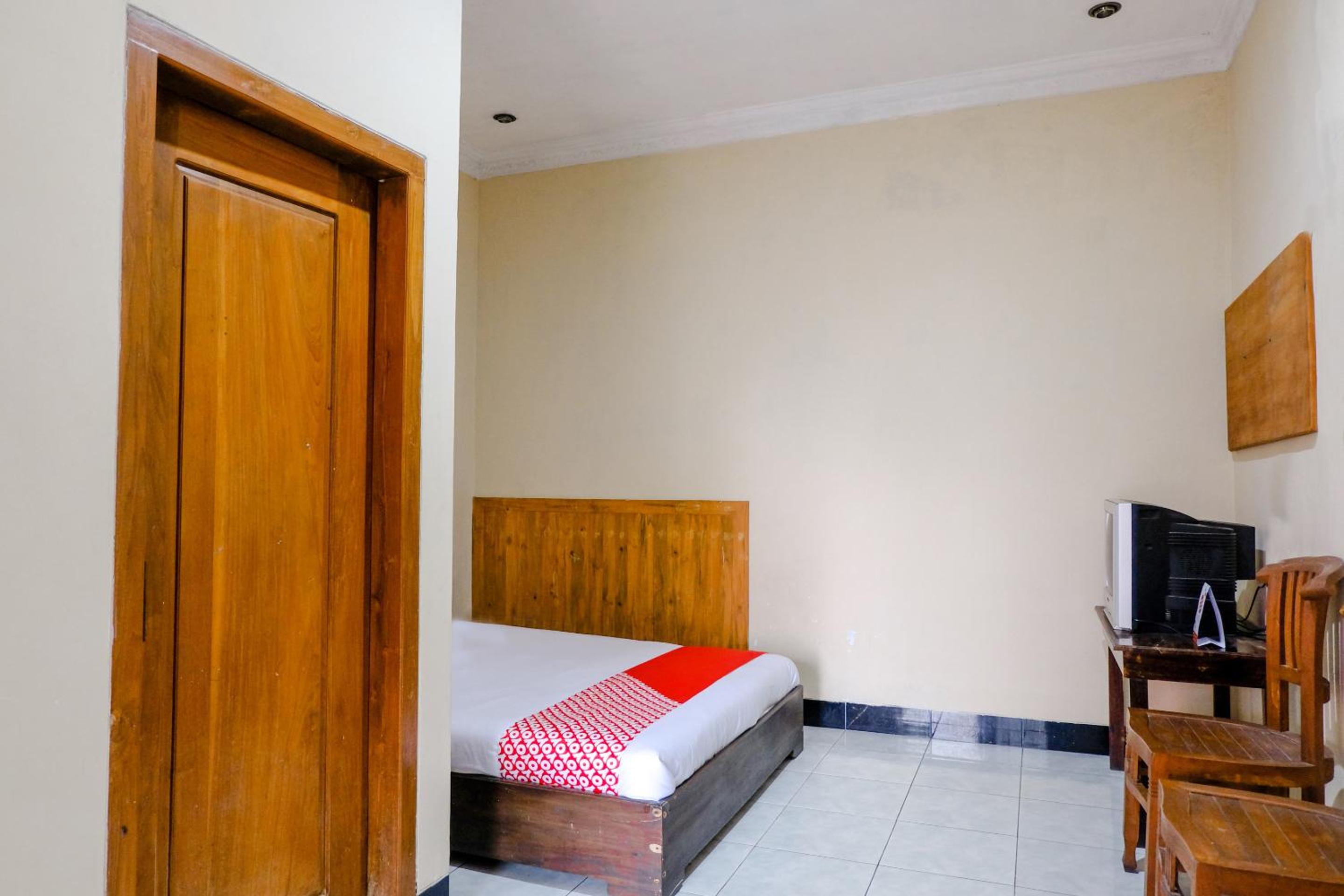 Economy Double Room - Photo 9