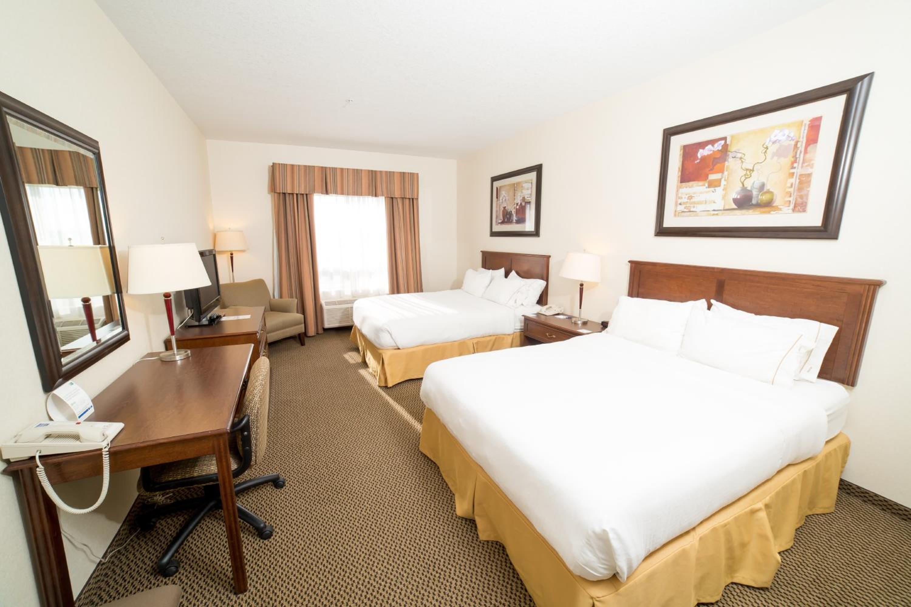 Standard Room with Two Queen Beds - Photo 3