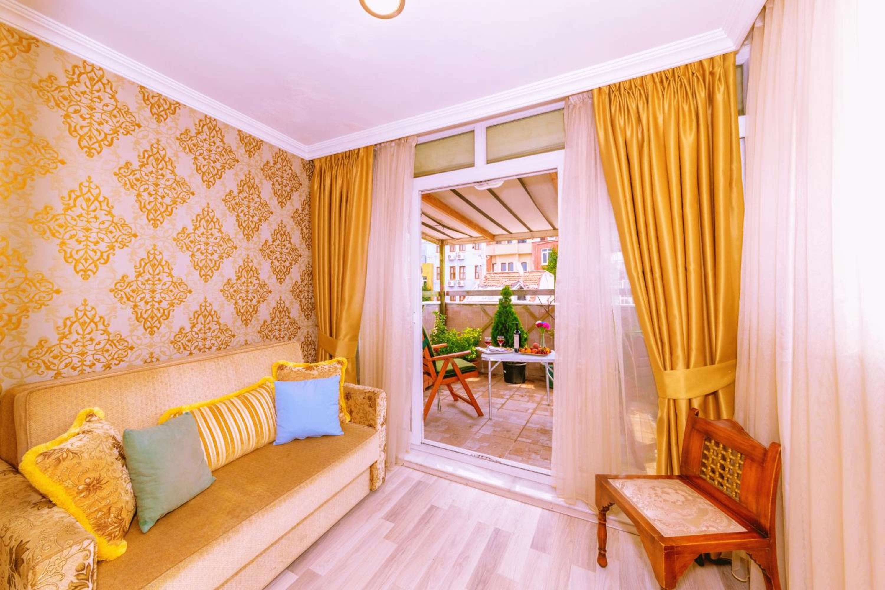 Suite with Balcony and Sea View