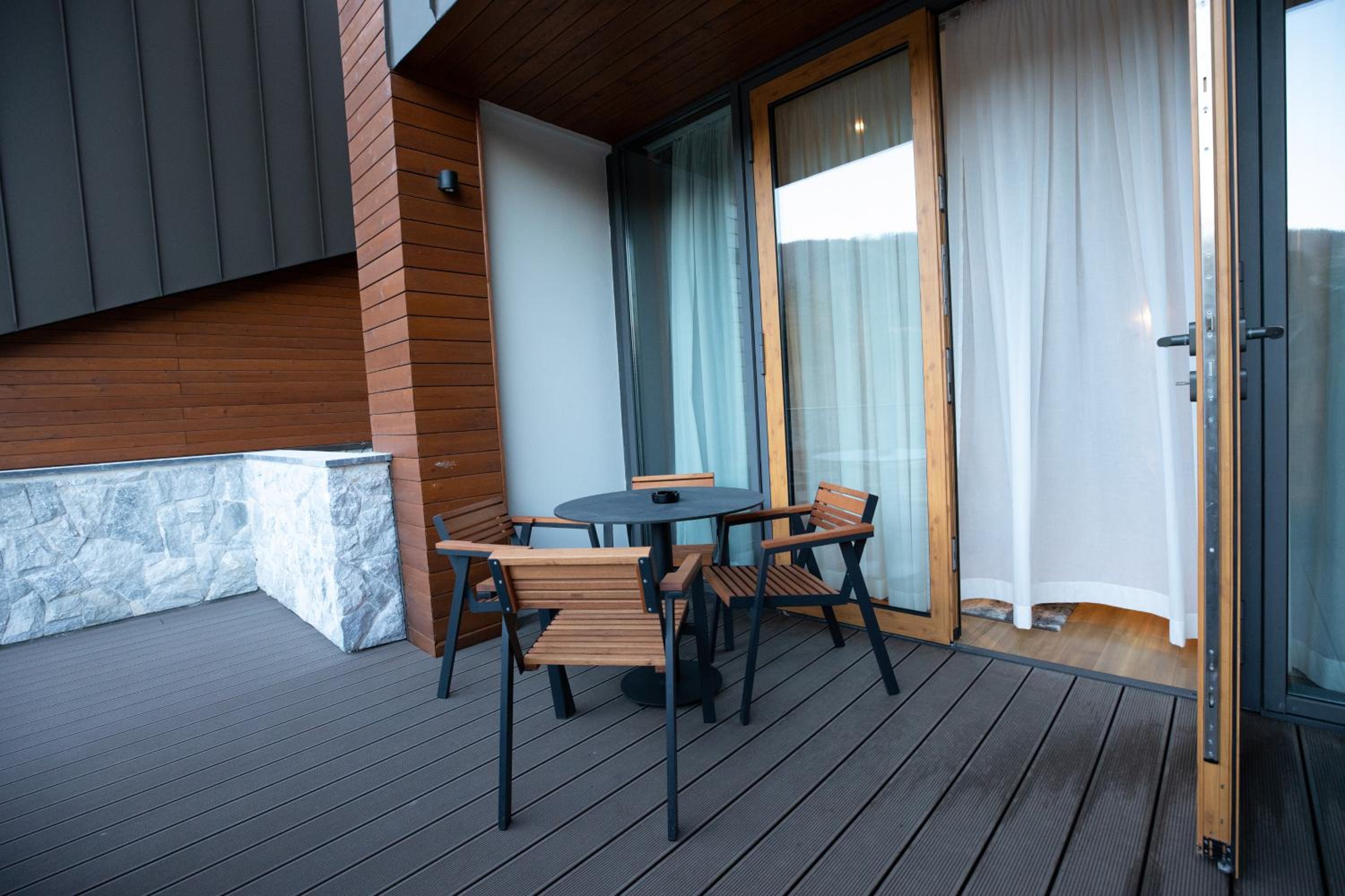 Deluxe Double Room with Extra Bed photo 3