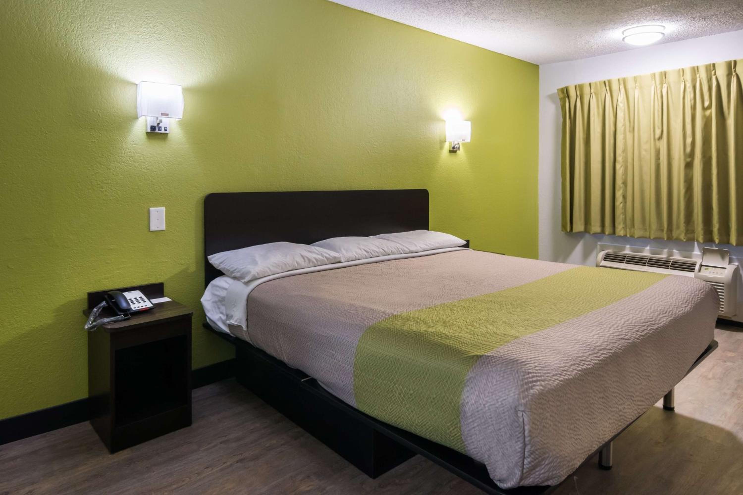 Deluxe King Room - Non-Smoking - Photo 9