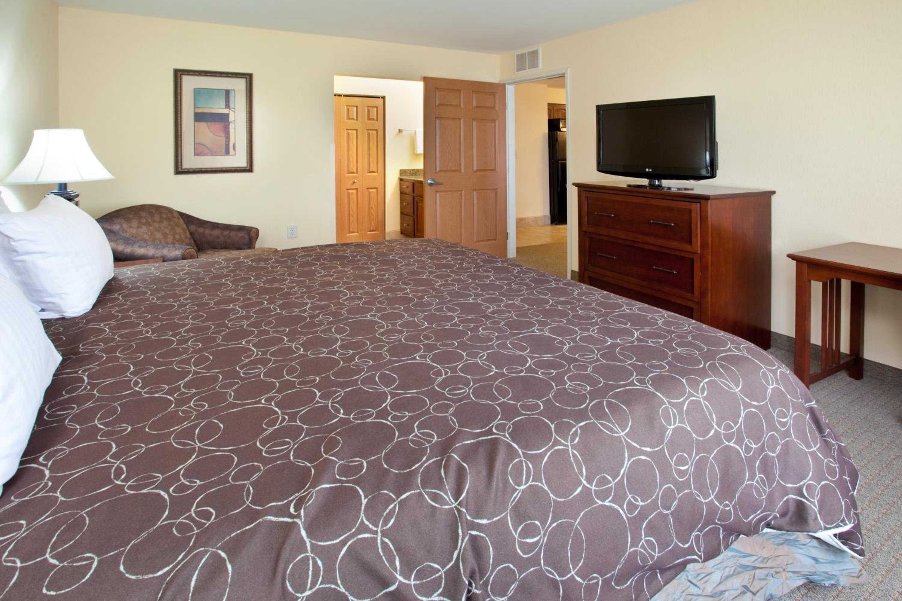 Two-Bedroom Suite With Two Queen And One King Bed - Photo 1