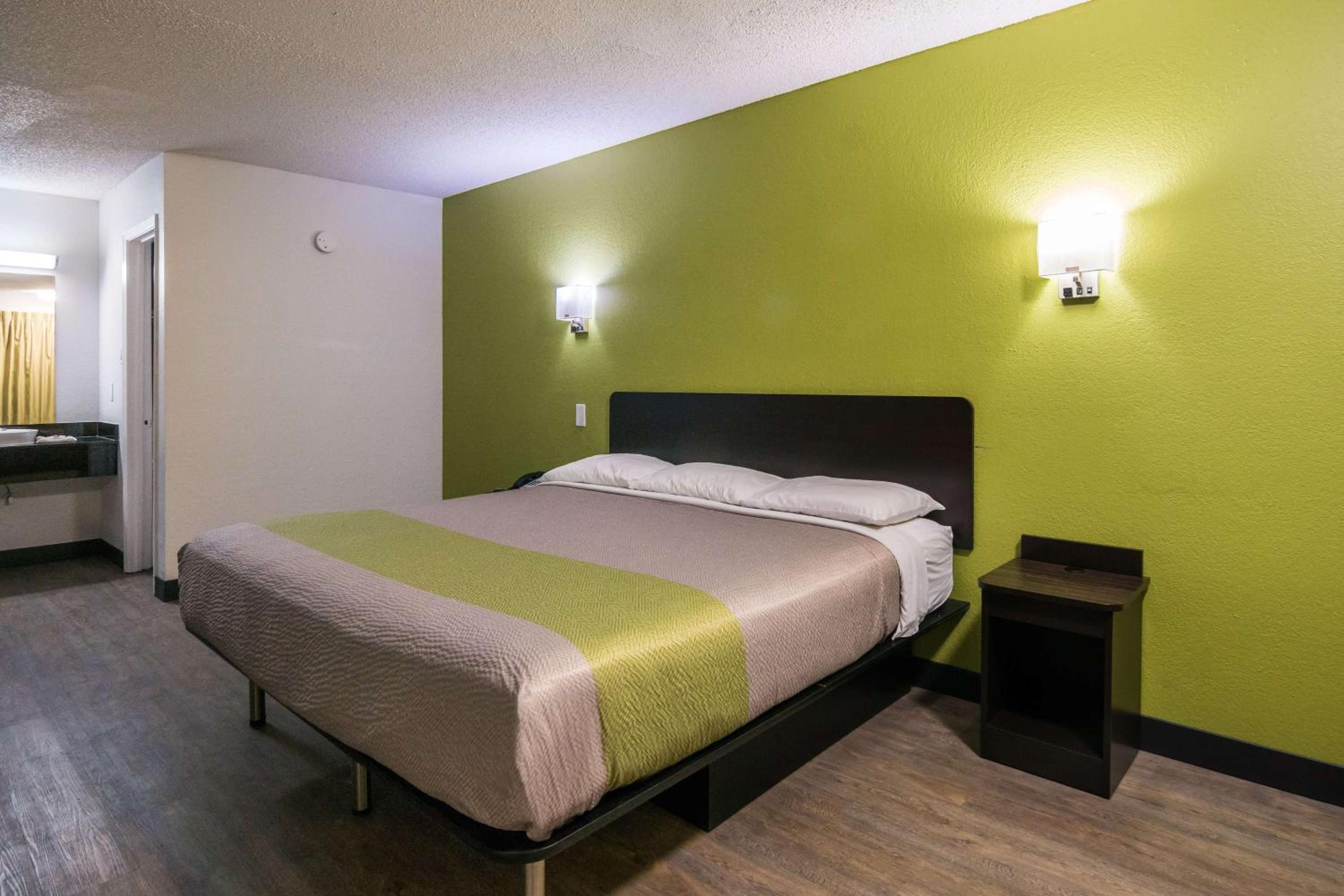 Deluxe King Room - Non-Smoking - Photo 4