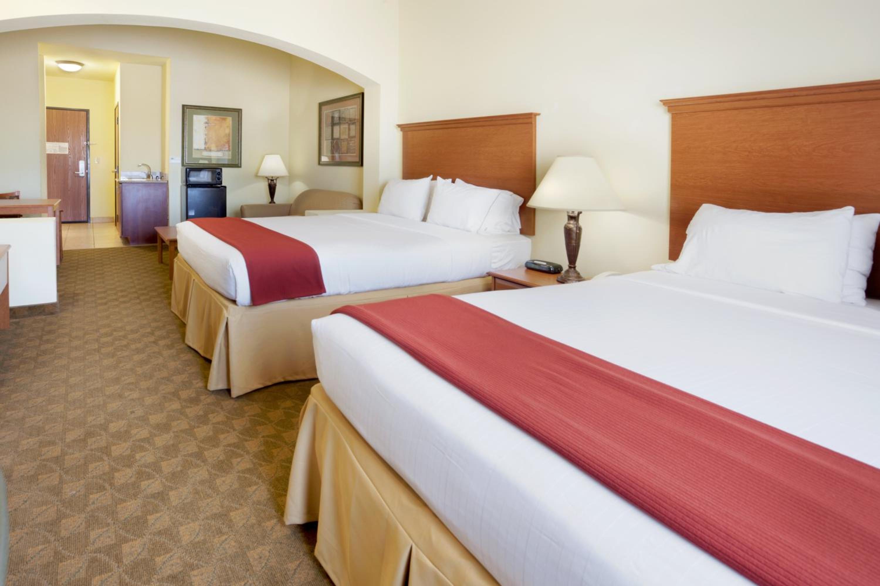 Suite with Two Queen Beds - Photo 4