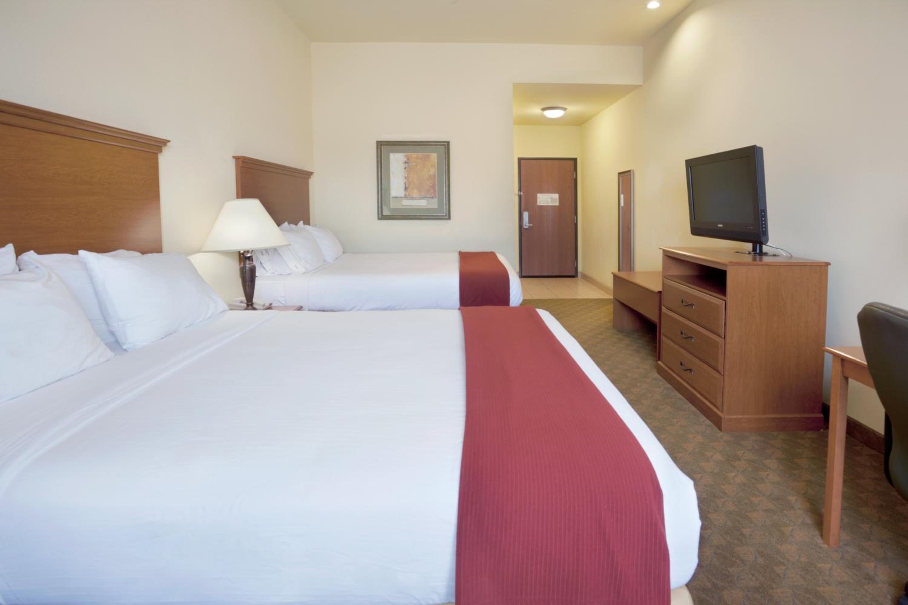 Standard Queen Room with Two Queen Beds - Photo 2