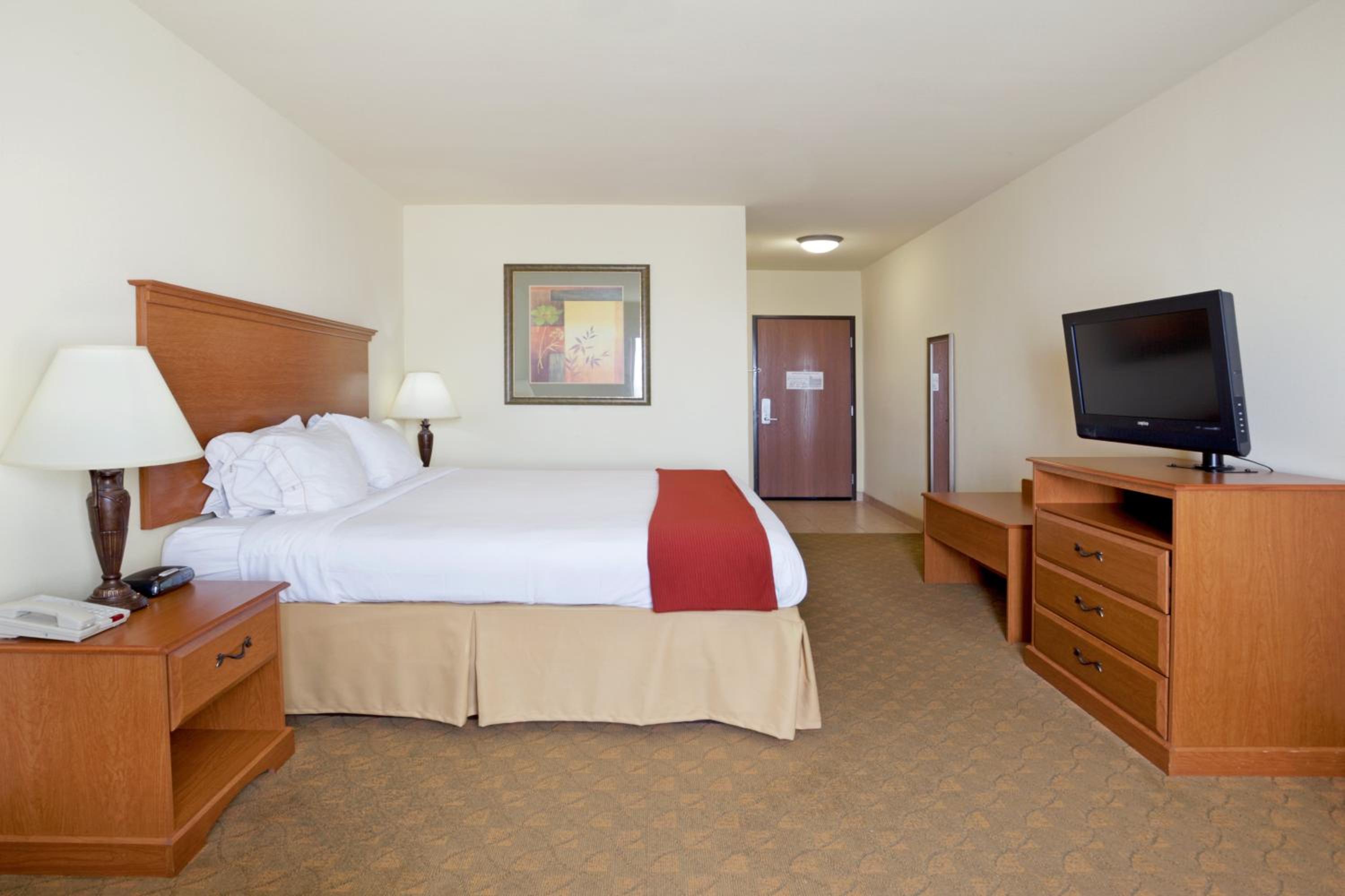Standard King Room with Lake View - Photo 6