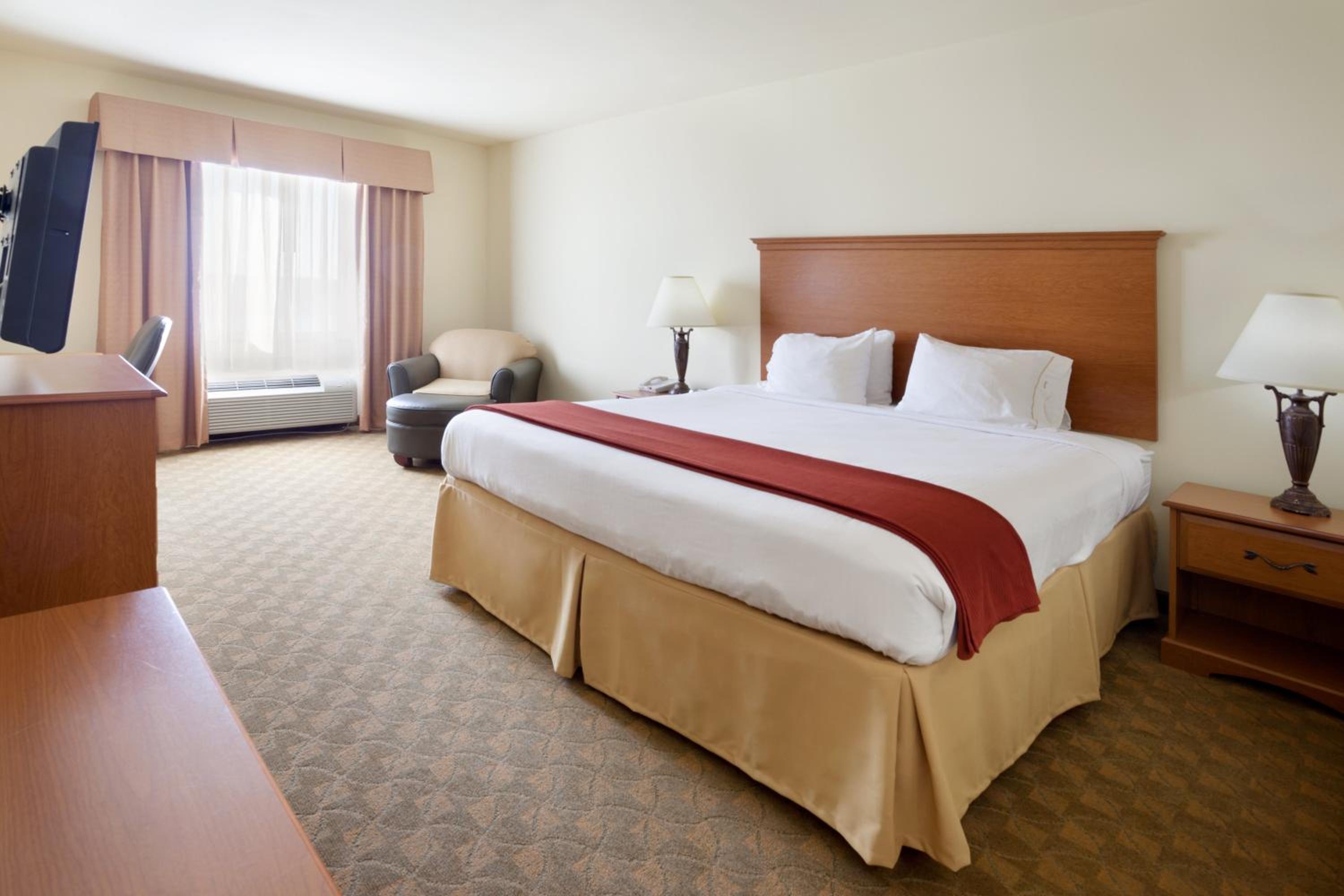 Standard King Room with Roll-in Shower - Mobility Accessible - Photo 5