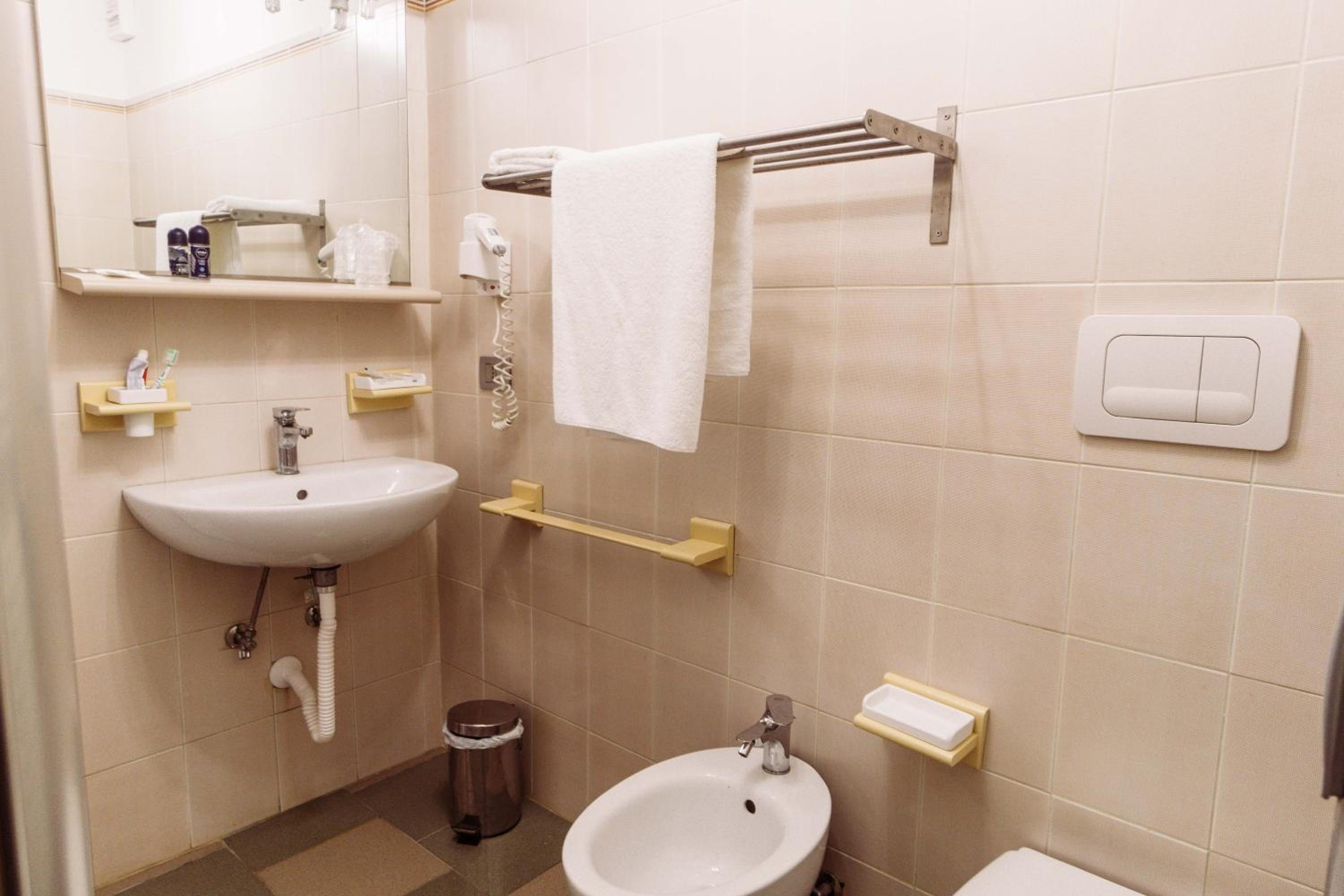 Standard Double or Twin Room - Photo 11