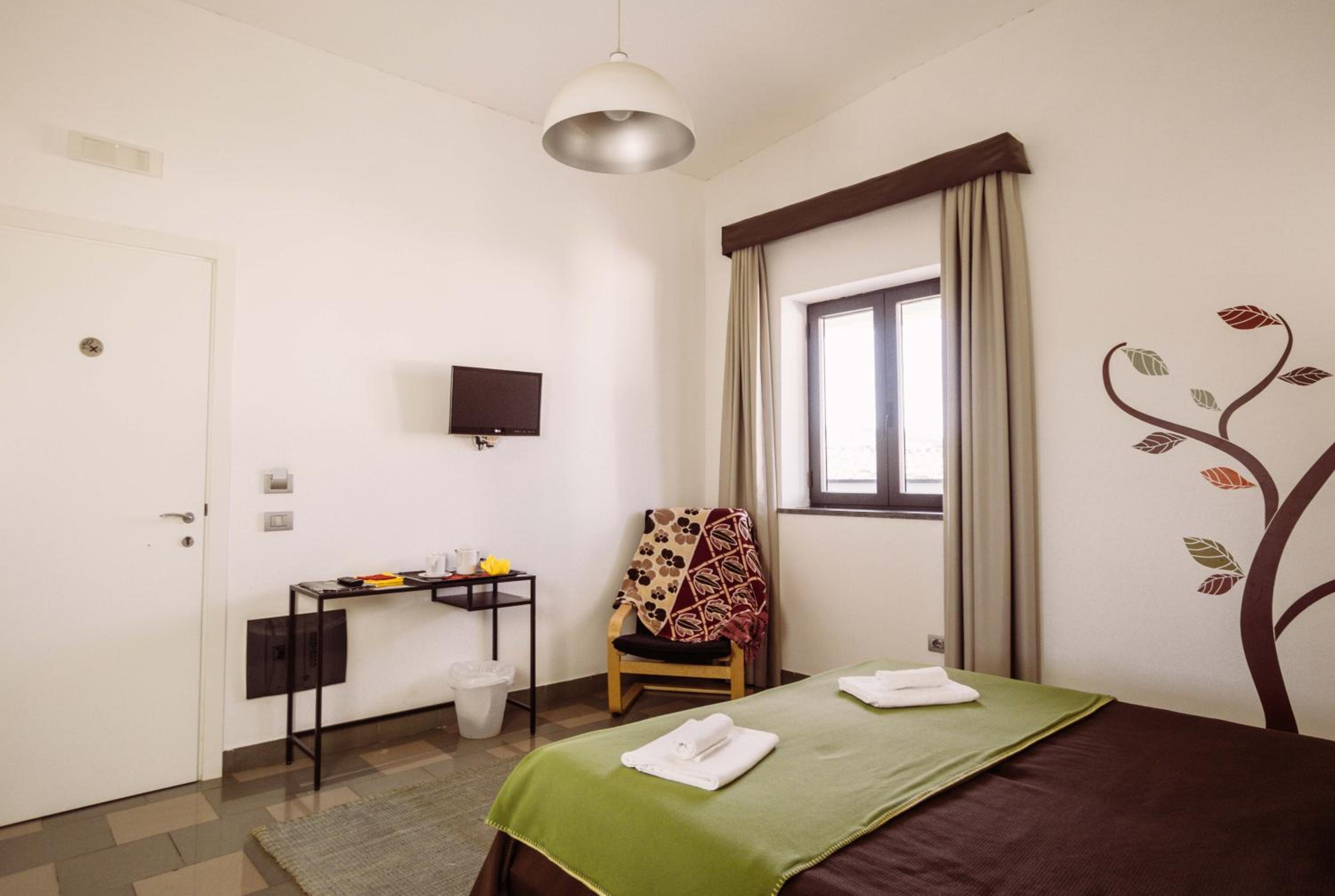 Standard Double or Twin Room - Photo 16