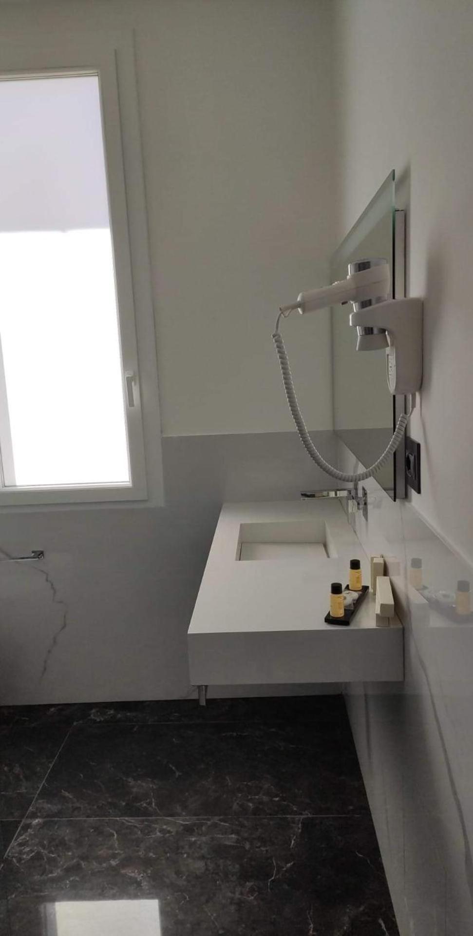 Double or Twin Room - Photo 3