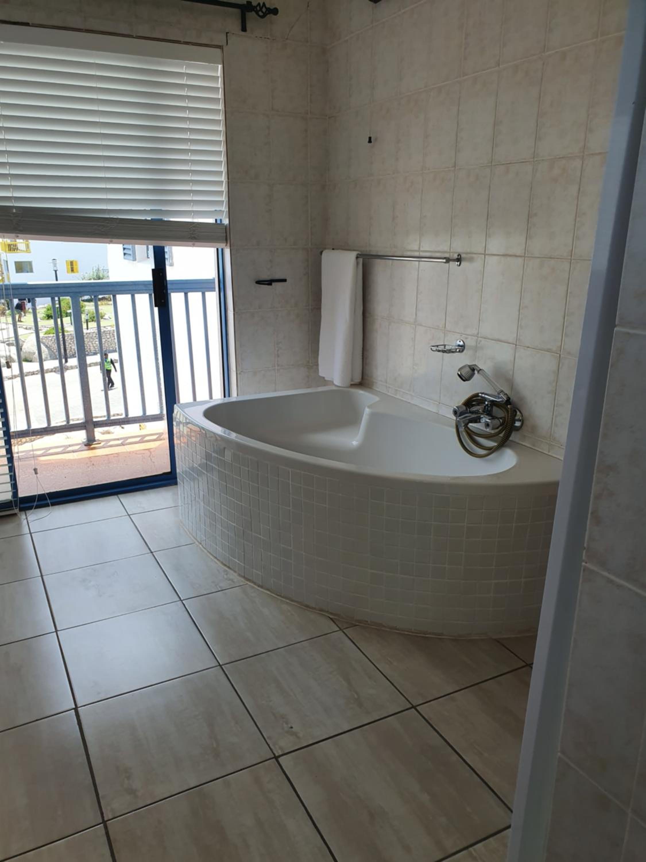 Queen Suite with Sea View - Photo 10