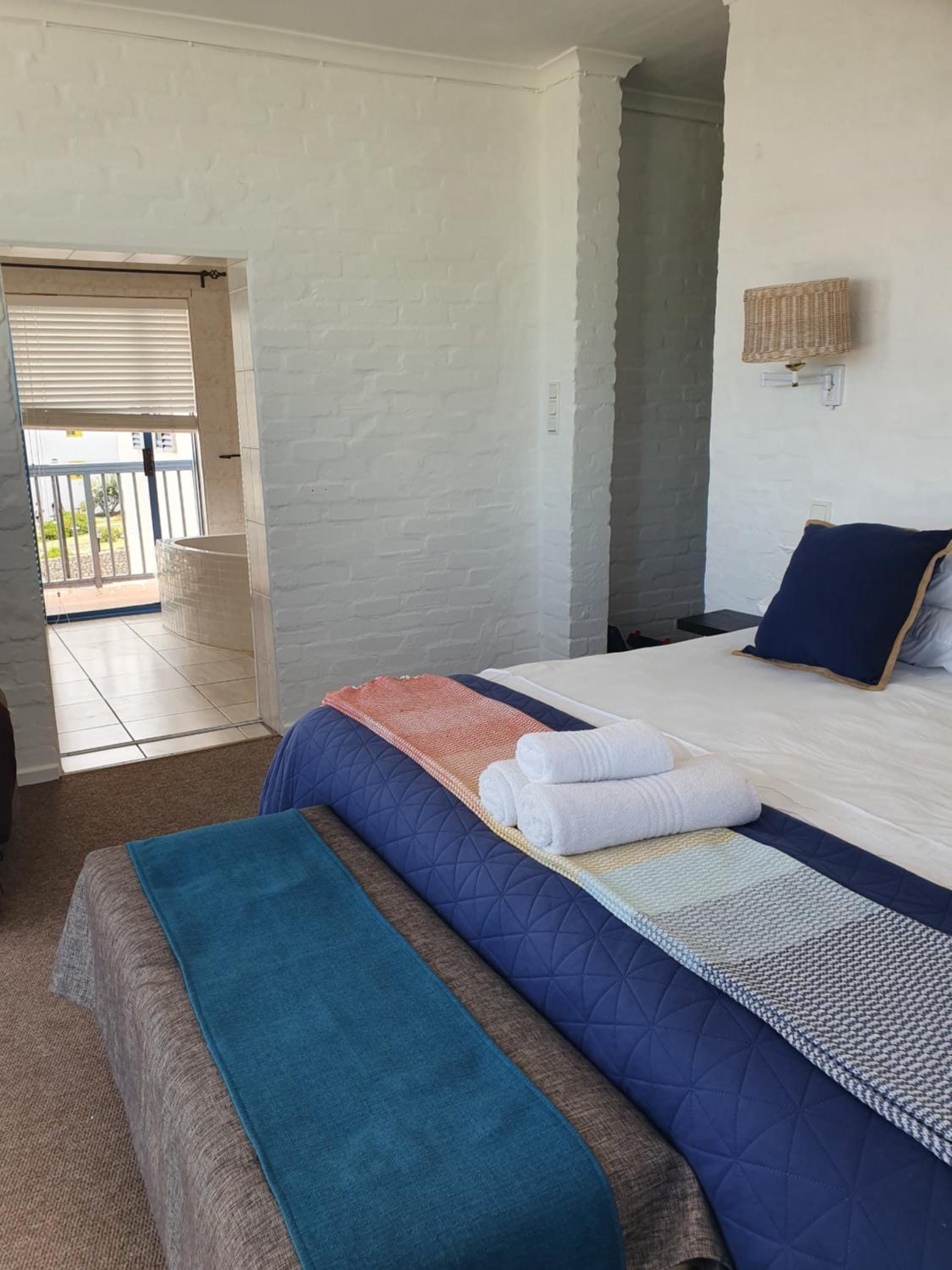 Queen Suite with Sea View - Photo 11