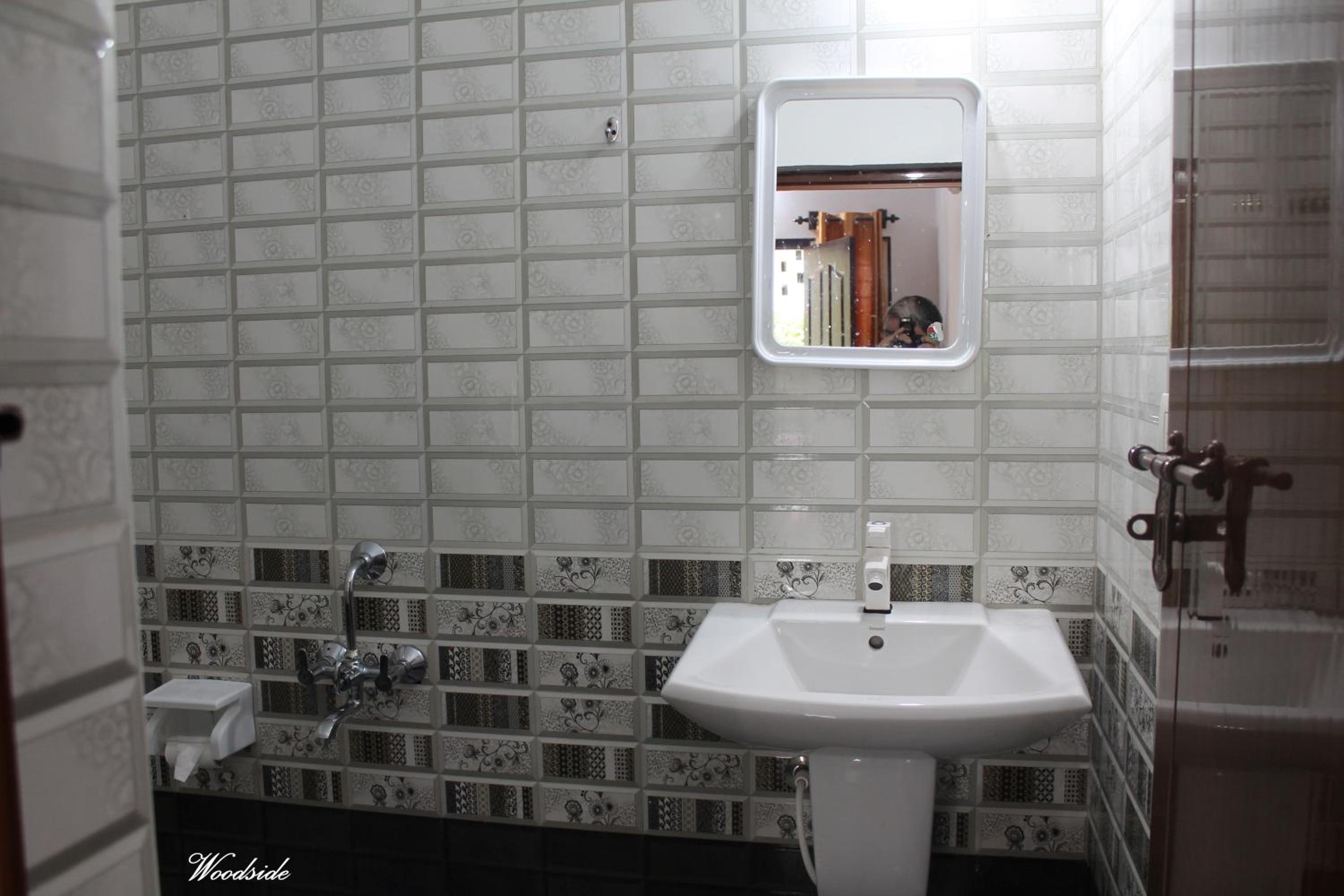 Deluxe Double Room with Balcony - Photo 6