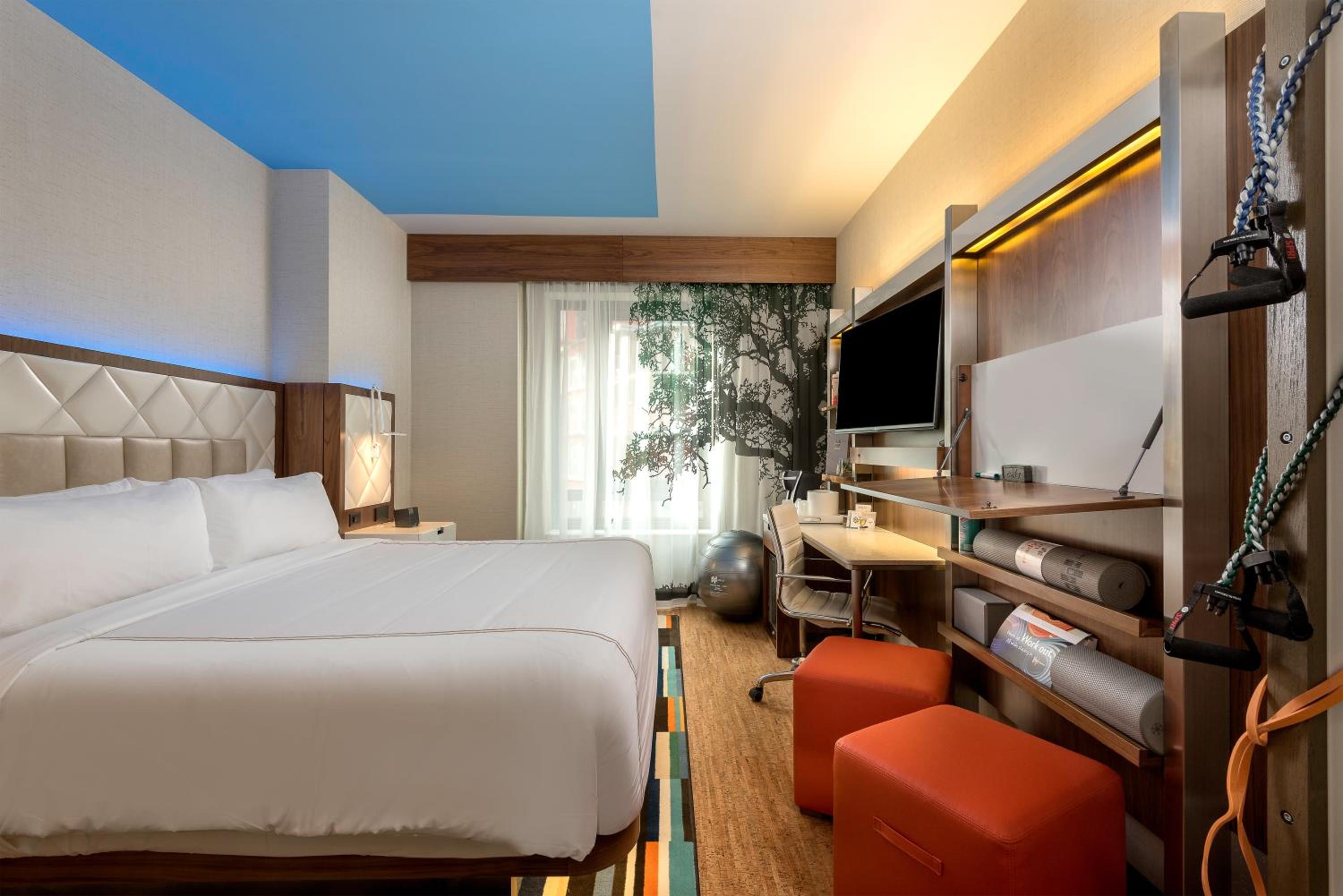 Standard King Room with Roll-In Shower - Mobility Access thumbnail 5