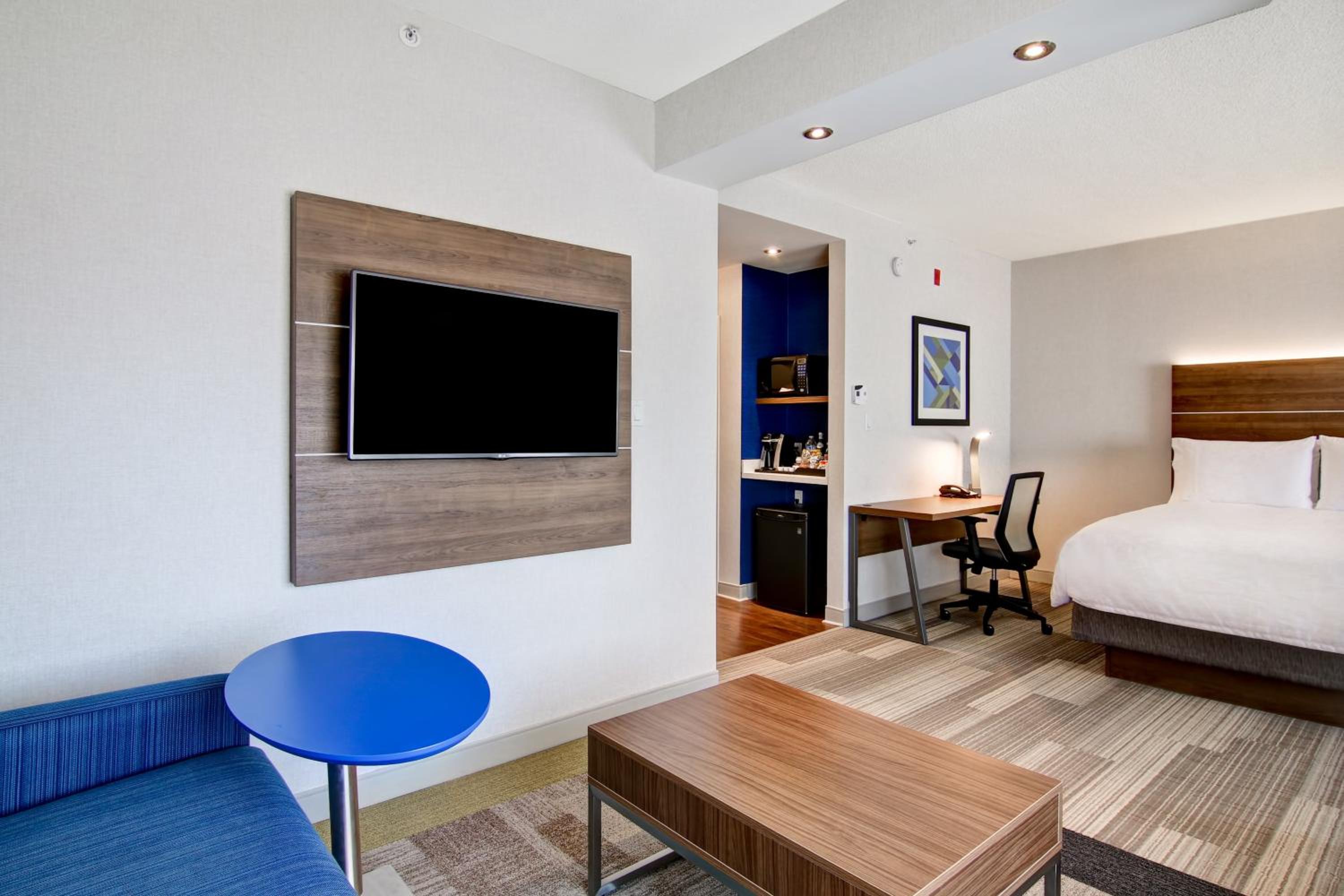 Queen Suite with Two Queen Beds - Photo 1