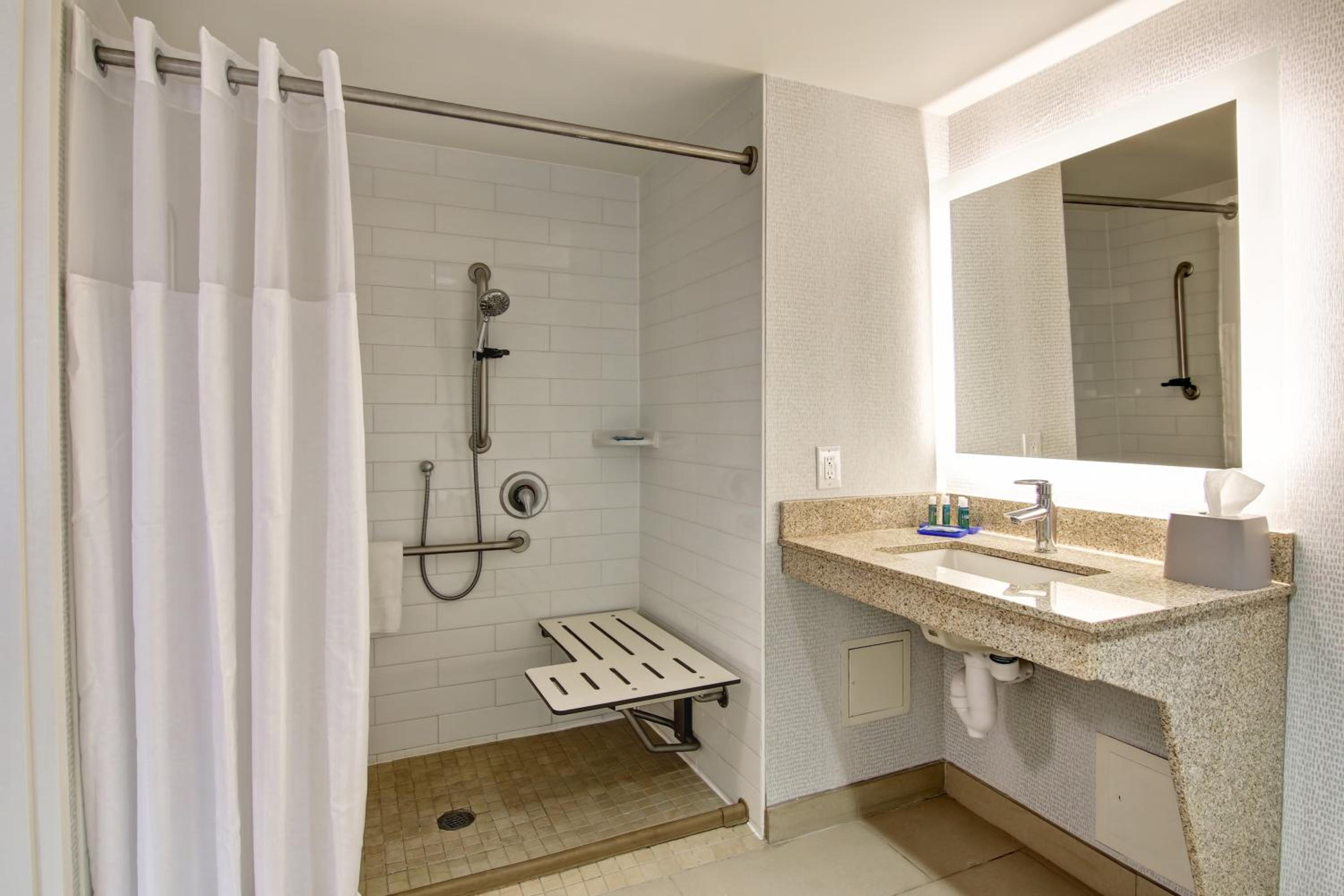 King Room with Roll In Shower - Non-Smoking - Photo 3