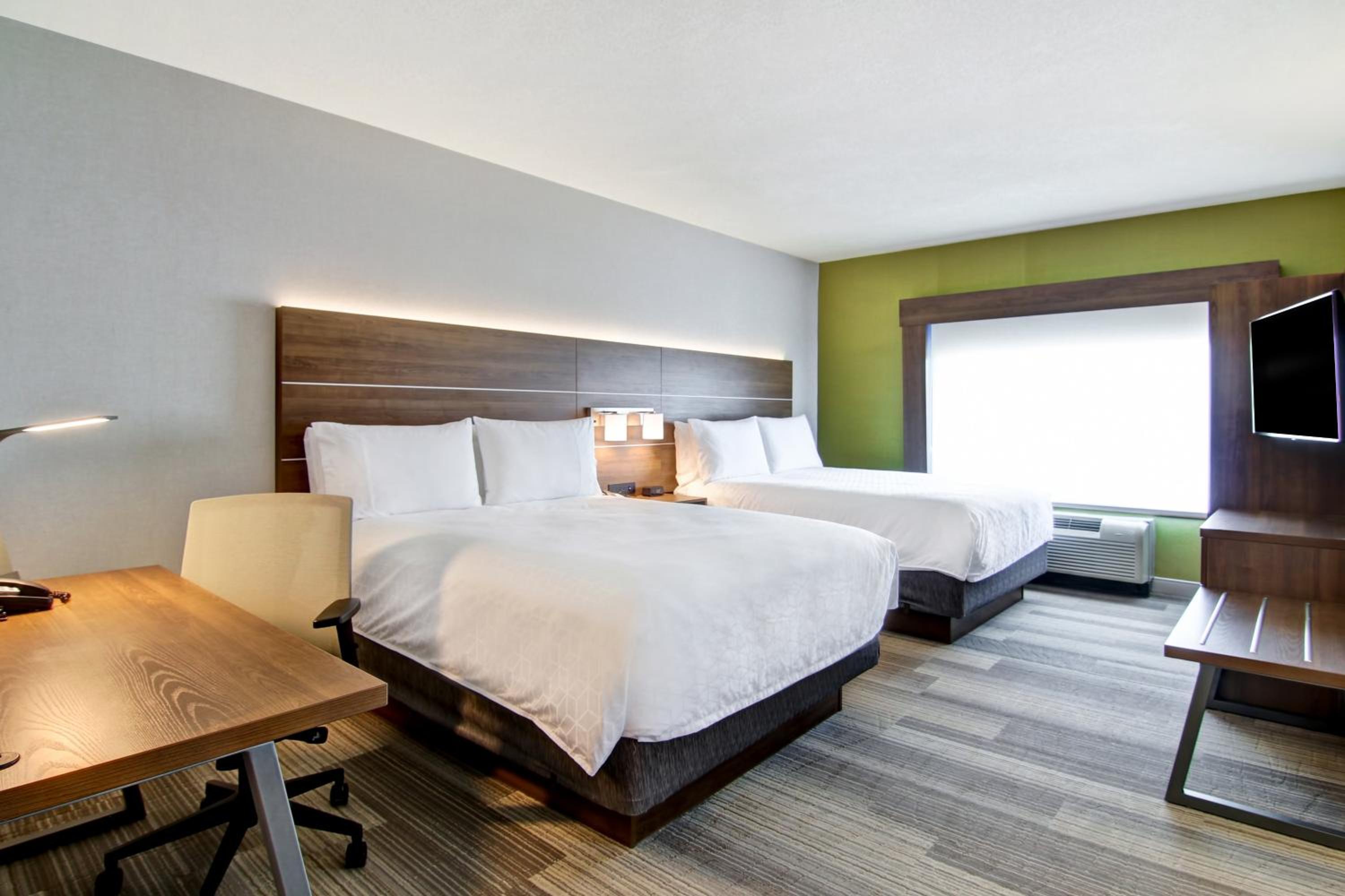Queen Suite with Two Queen Beds - Photo 6