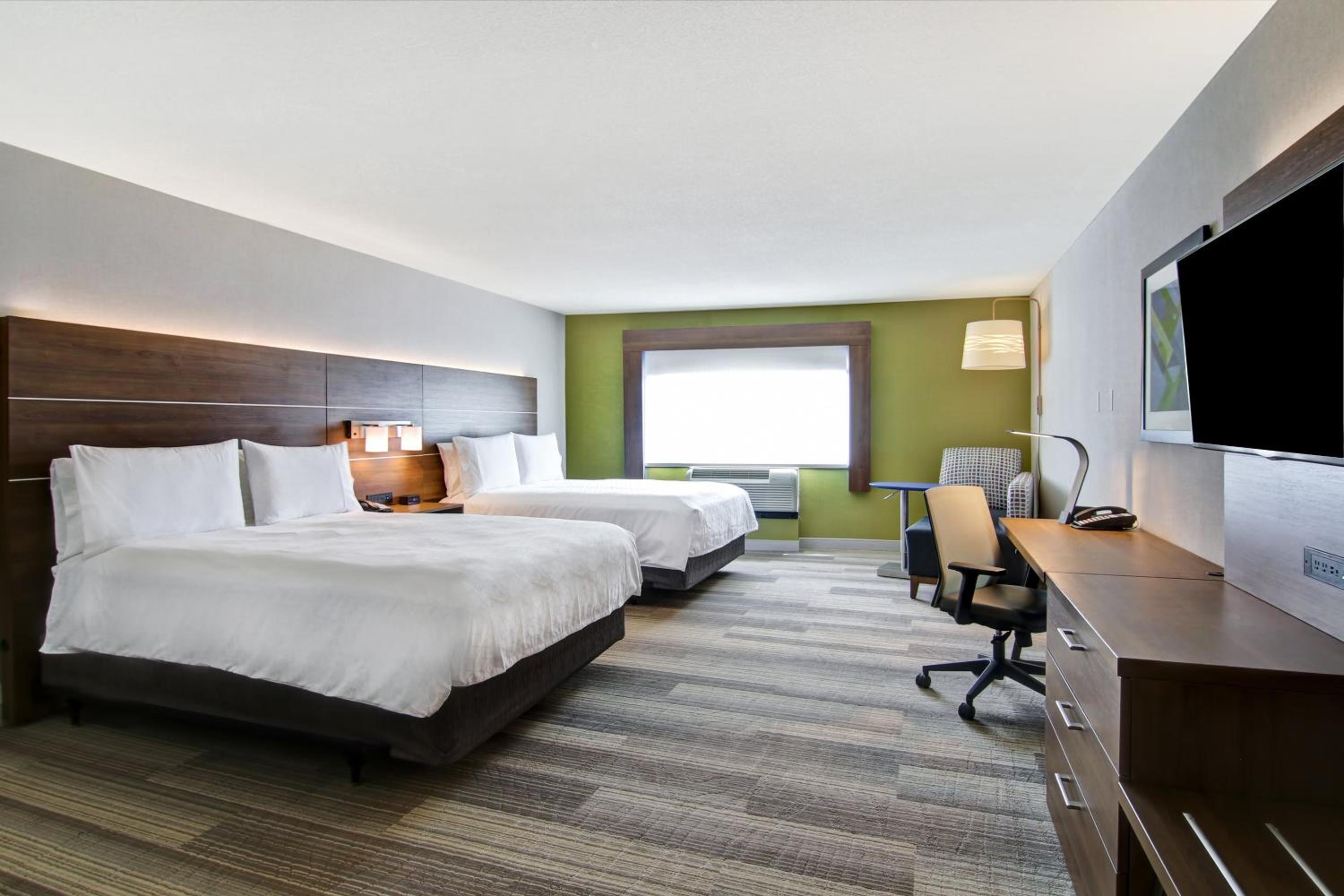 Standard Queen Room with Two Queen Beds - Photo 7