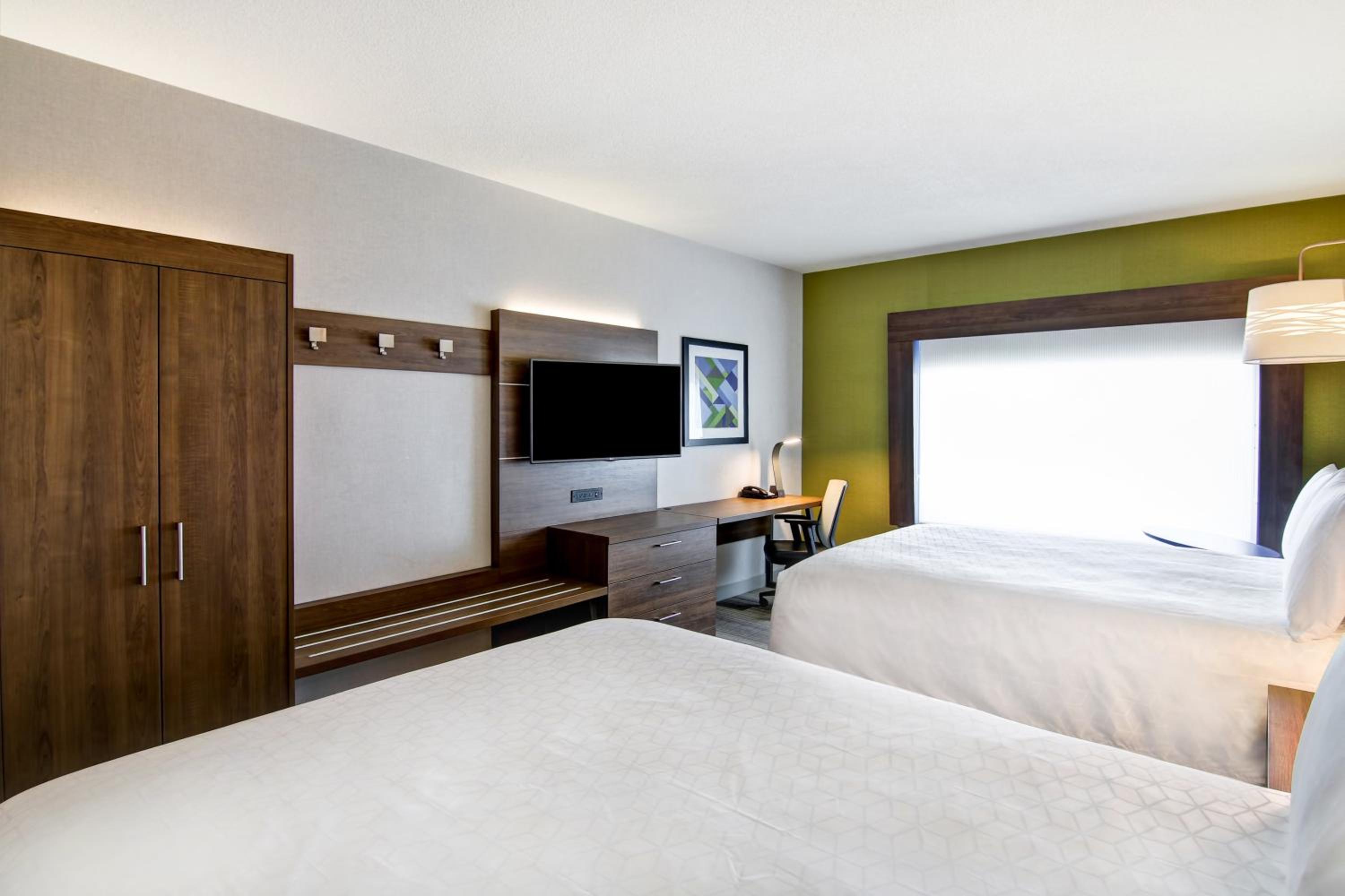 Standard Queen Room with Two Queen Beds - Photo 5