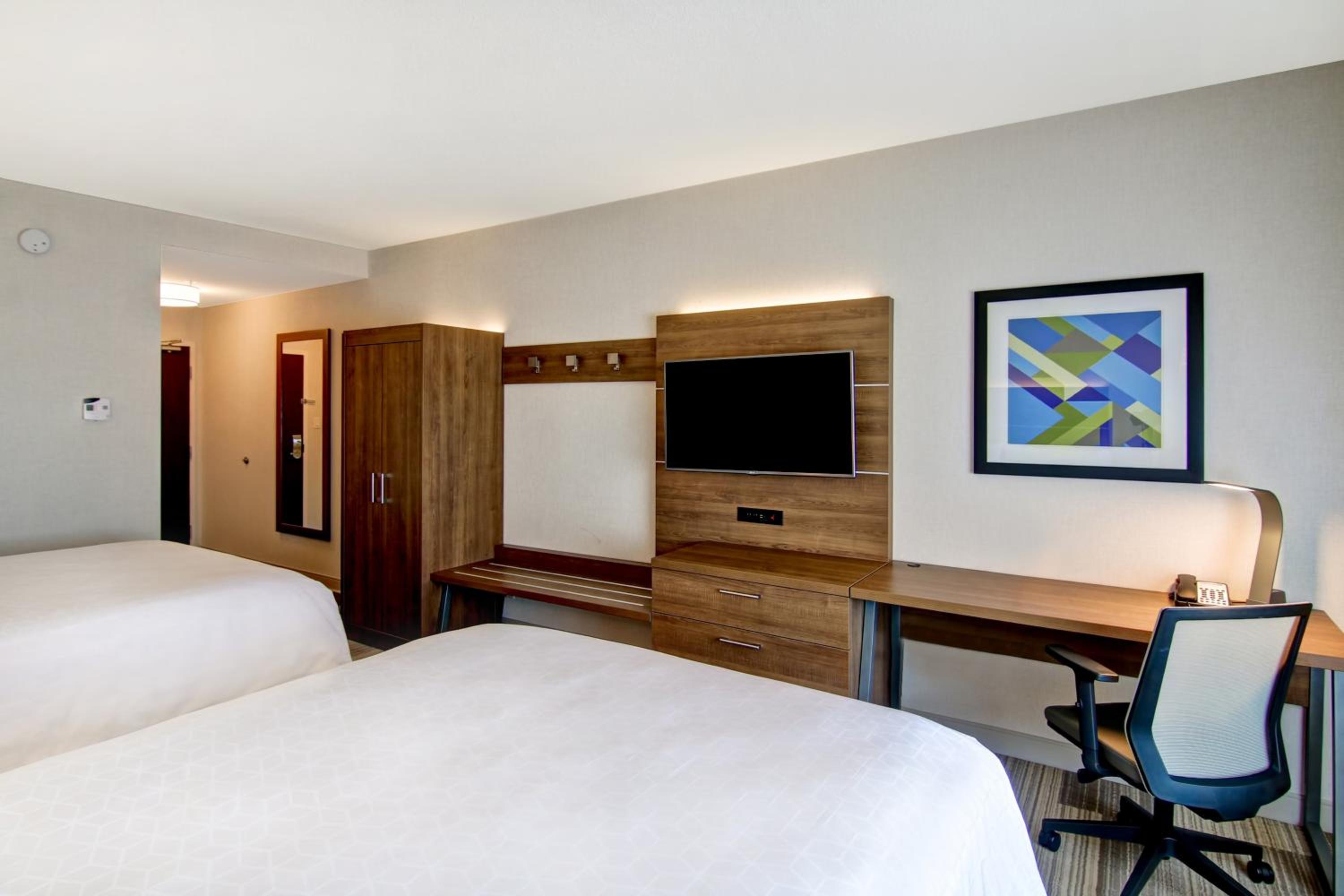 Standard Queen Room with Two Queen Beds - Photo 4