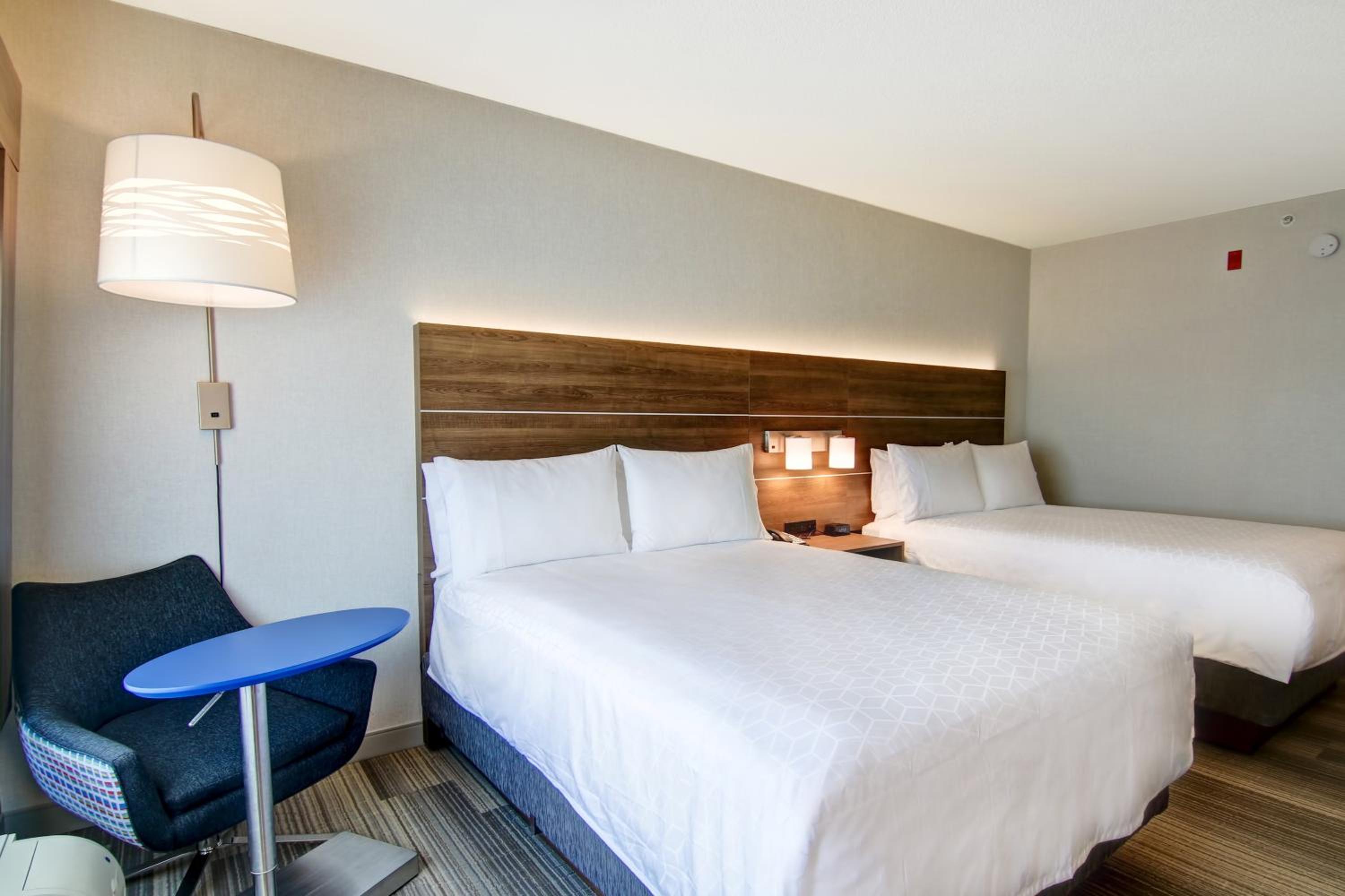 Standard Queen Room with Two Queen Beds - Photo 3