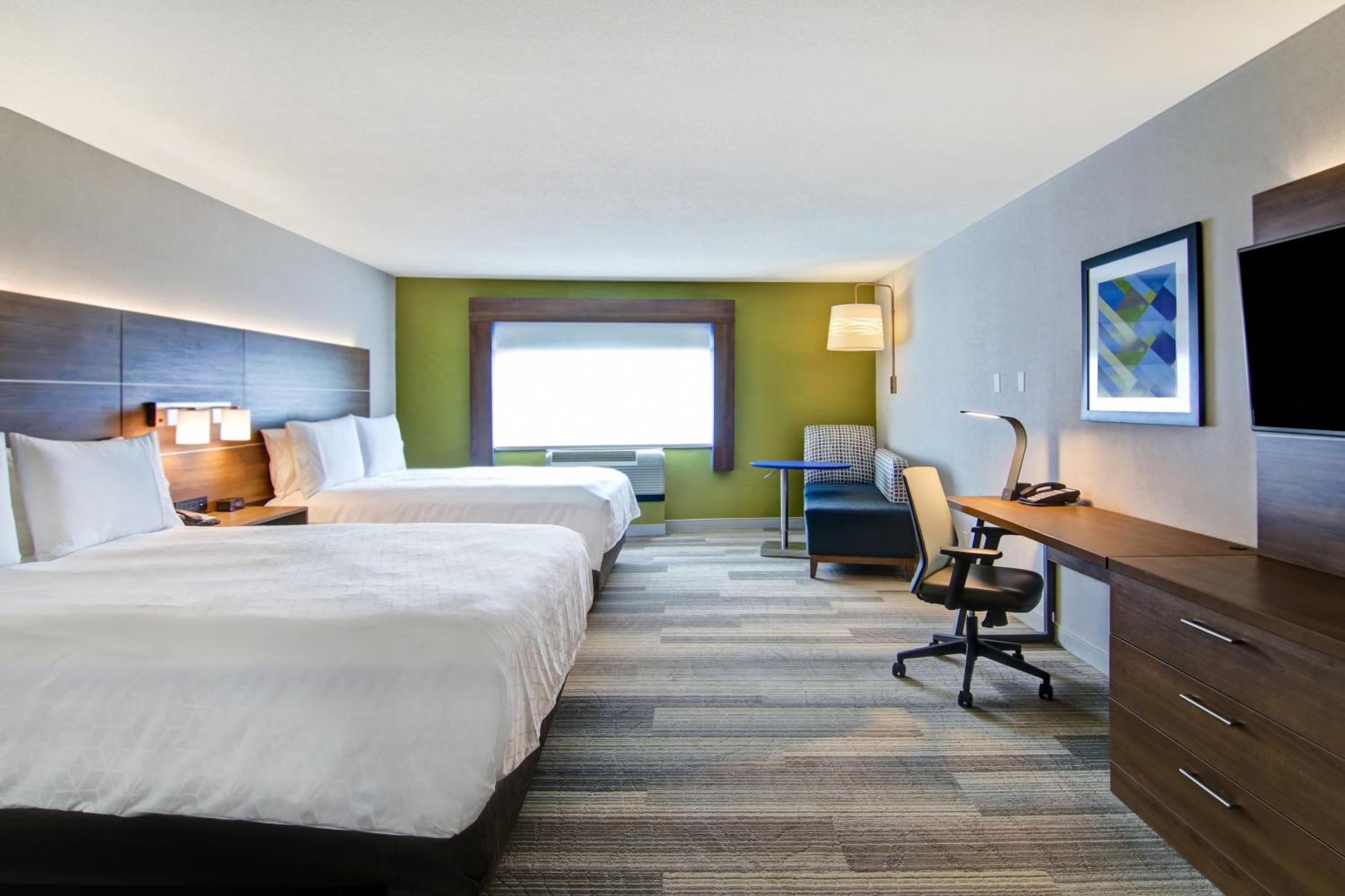 Standard Queen Room with Two Queen Beds and Mobility Accessible Tub - Photo 4