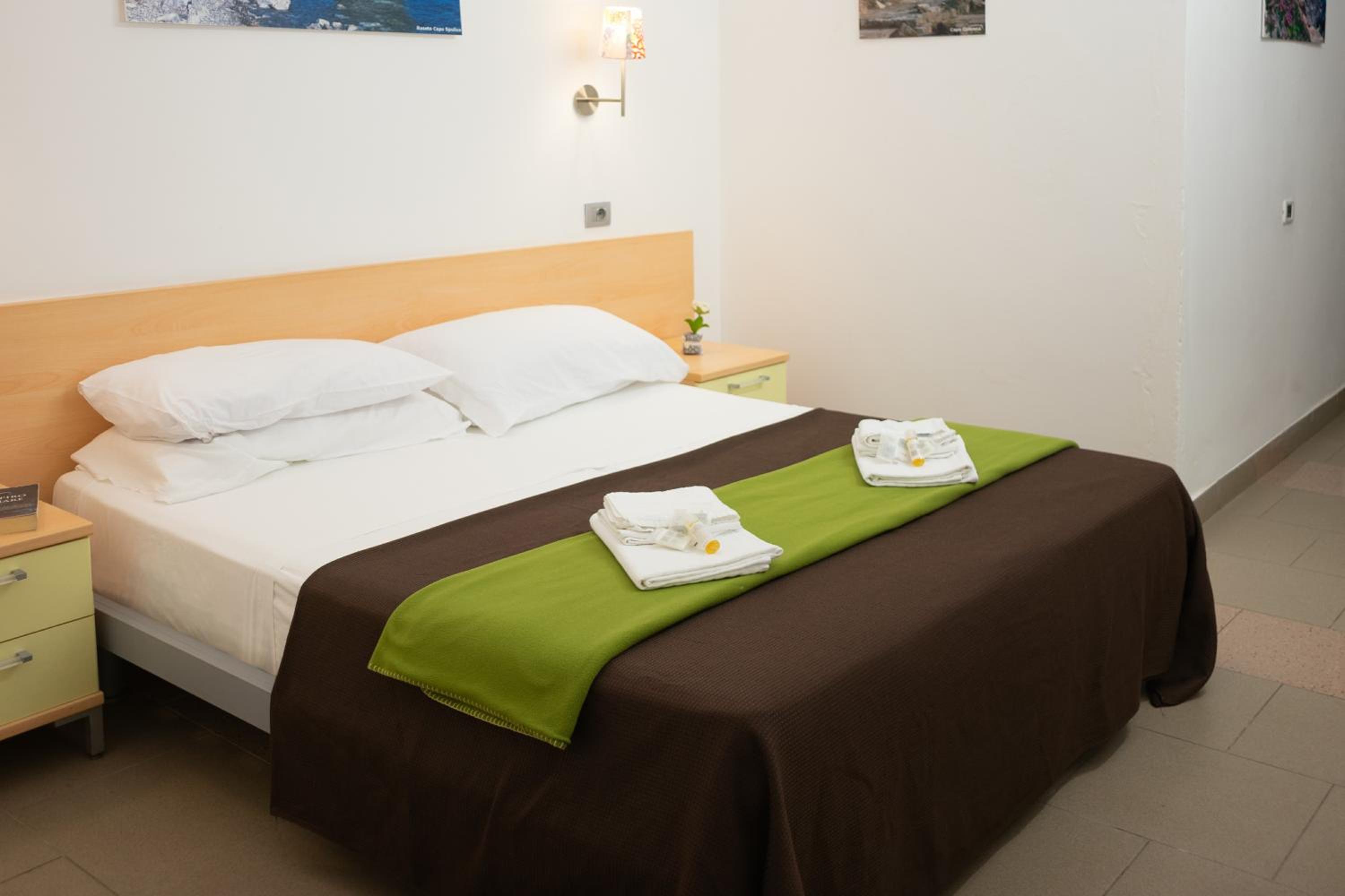 Standard Double or Twin Room - Photo 5